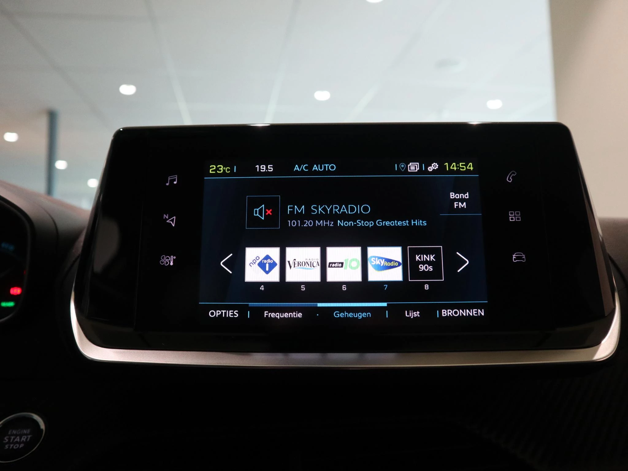 Peugeot-e-208-image-17