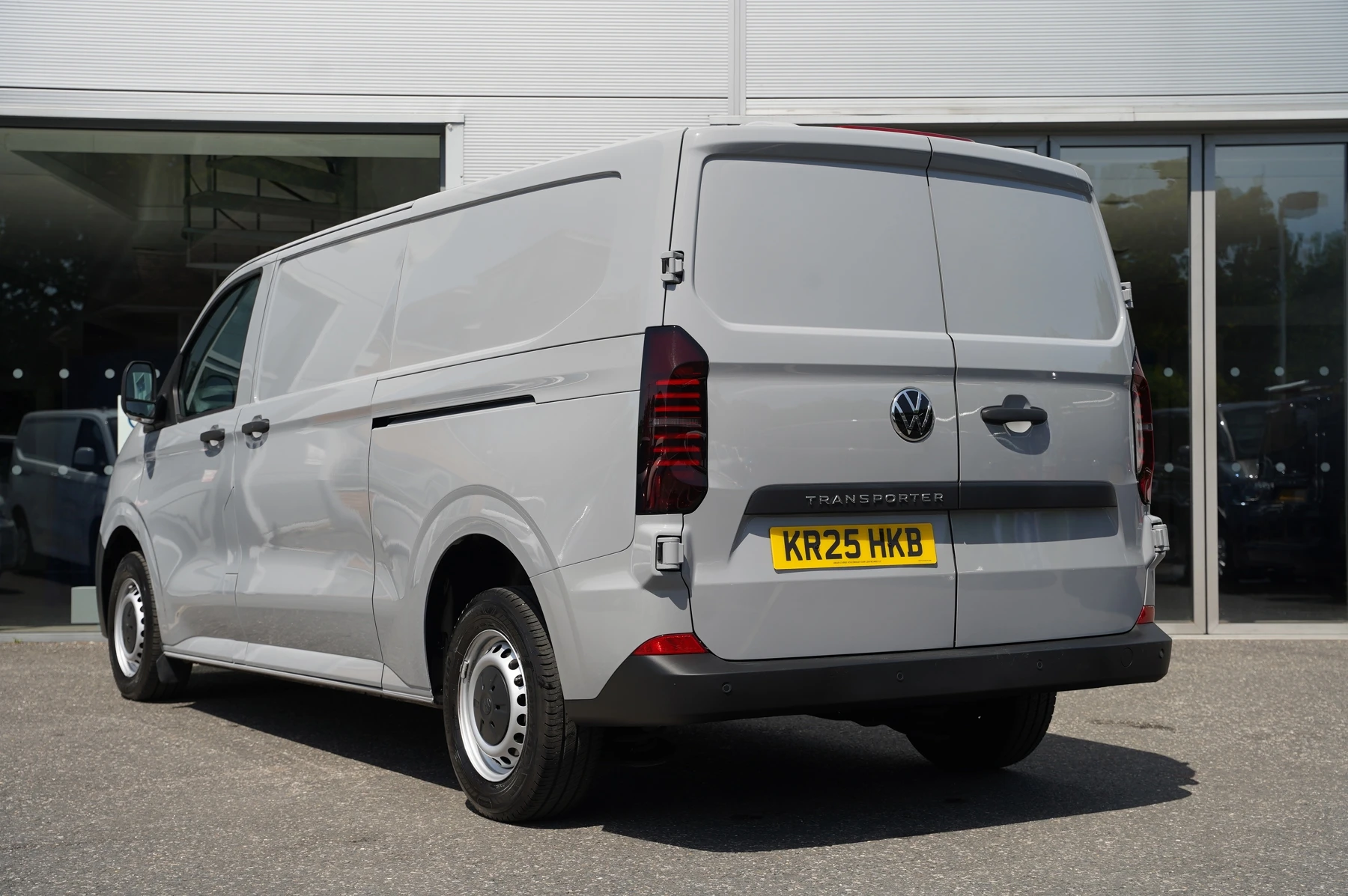 Volkswagen-Transporter-image-2
