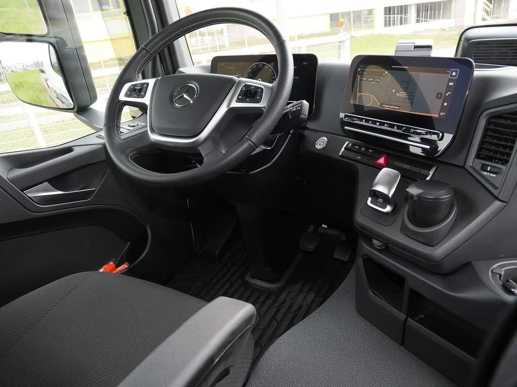 Mercedes-Benz--image-8