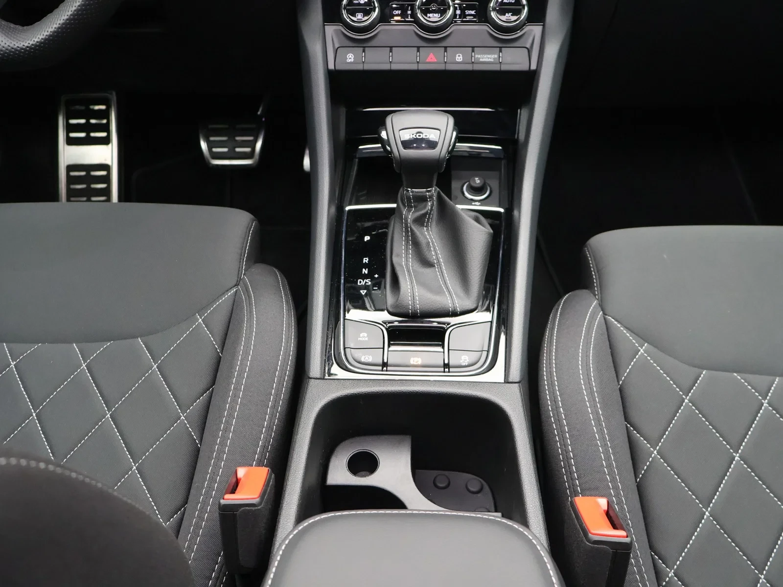 Škoda Karoq Karoq 1.5TSI Sportline *AUTOMAAT*PANODAK*LEDER*SPORTZETELS*CAMERA*VIRTUAL COCKPIT*ACC*PDC*APP-CONNEC