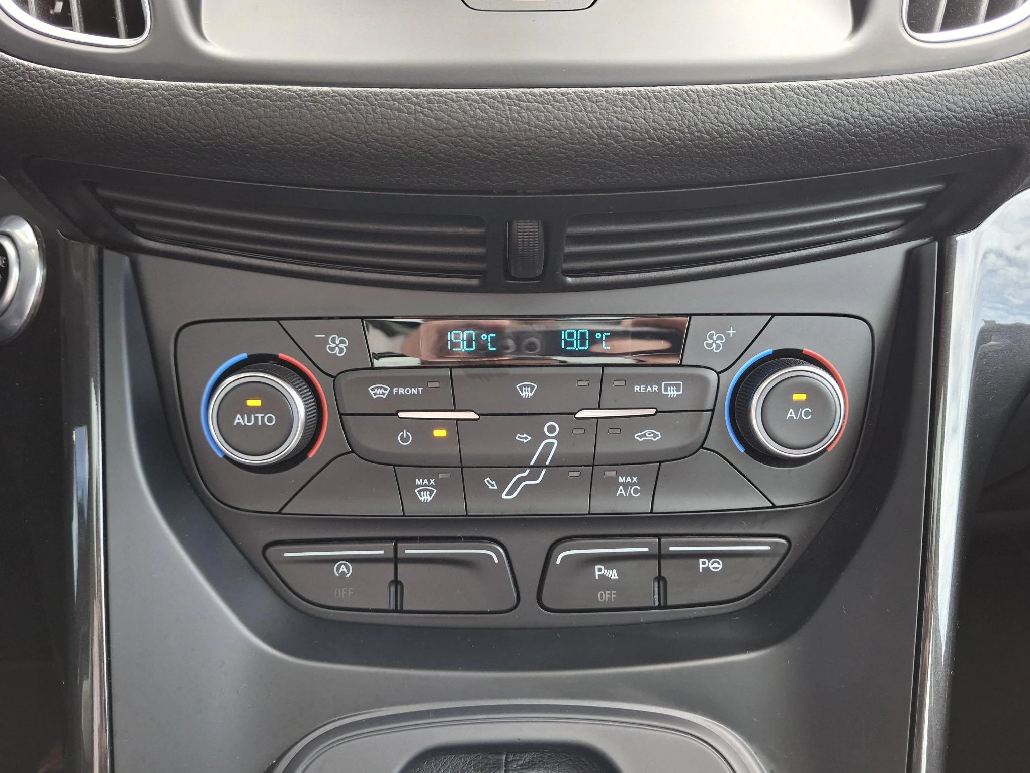 Ford-C-MAX-image-19