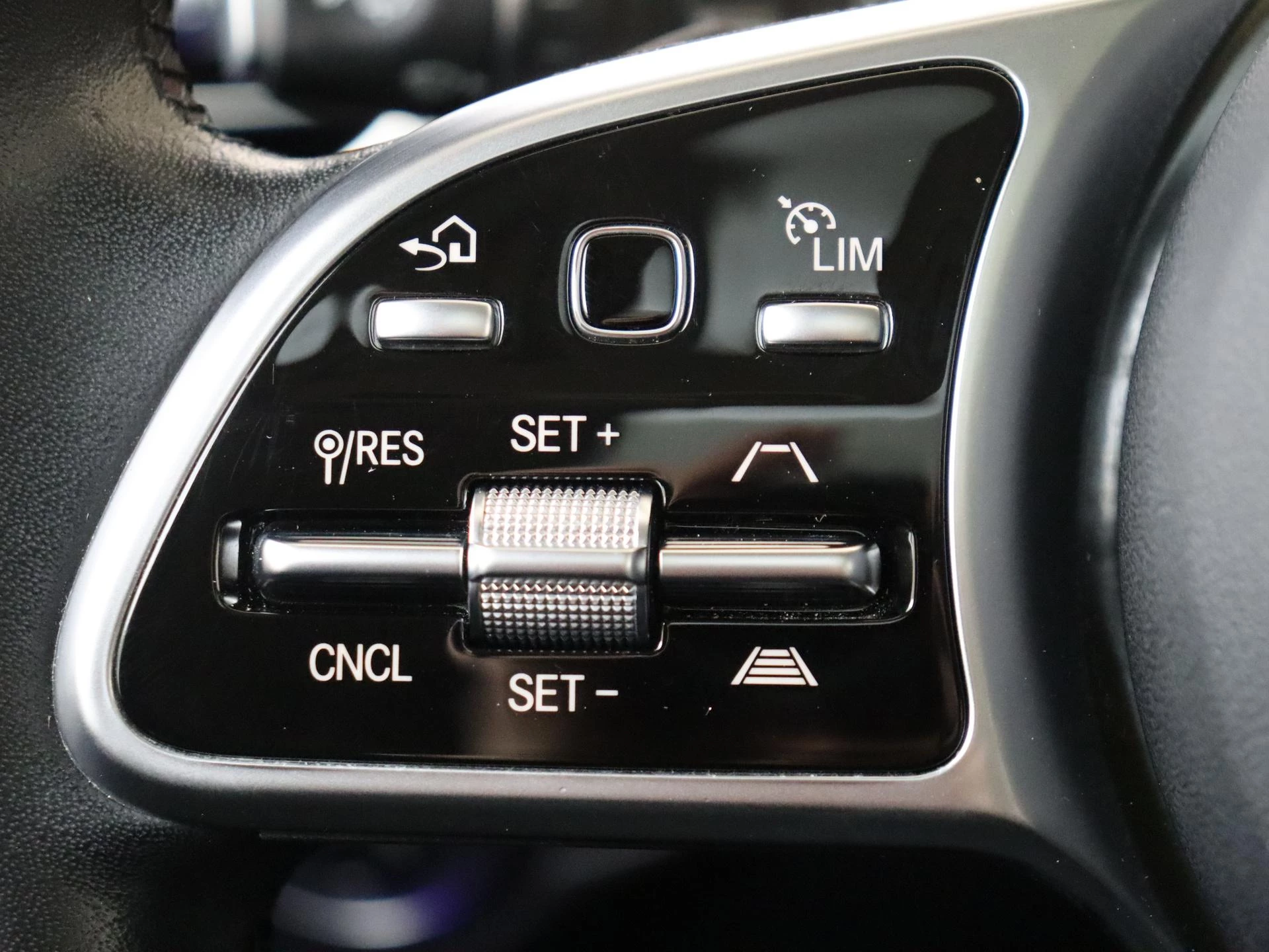 Mercedes-Benz-GLC-image-12