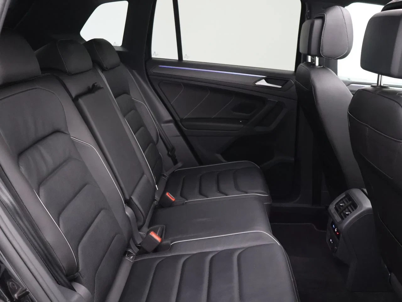 Volkswagen Tiguan eHybrid (PHEV) Tiguan eHybrid 1.4PHEV R-Line Business Premium 150PK *AUTOMAAT*PANODAK*TREKHAAK*LEDER*CAMERA*ACC*PDC*...*