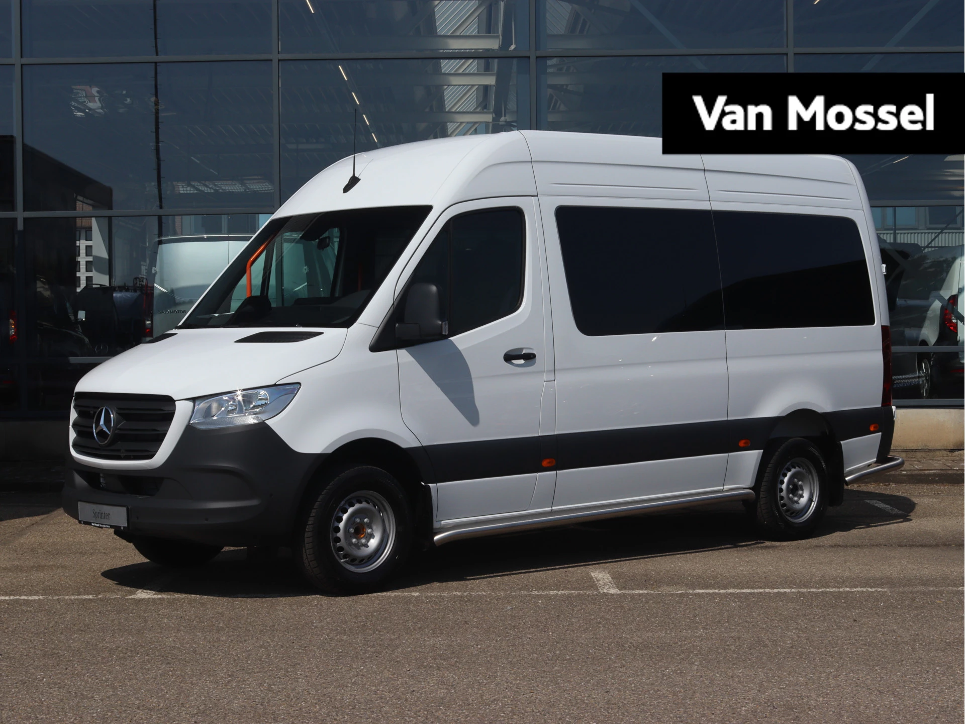 Mercedes-Benz-Sprinter-image-0