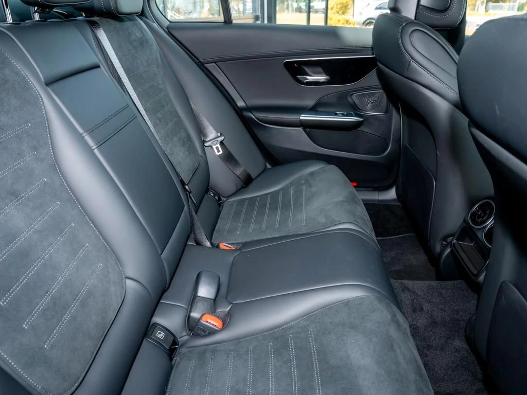 Mercedes-Benz-C-Klasse 300-image-12