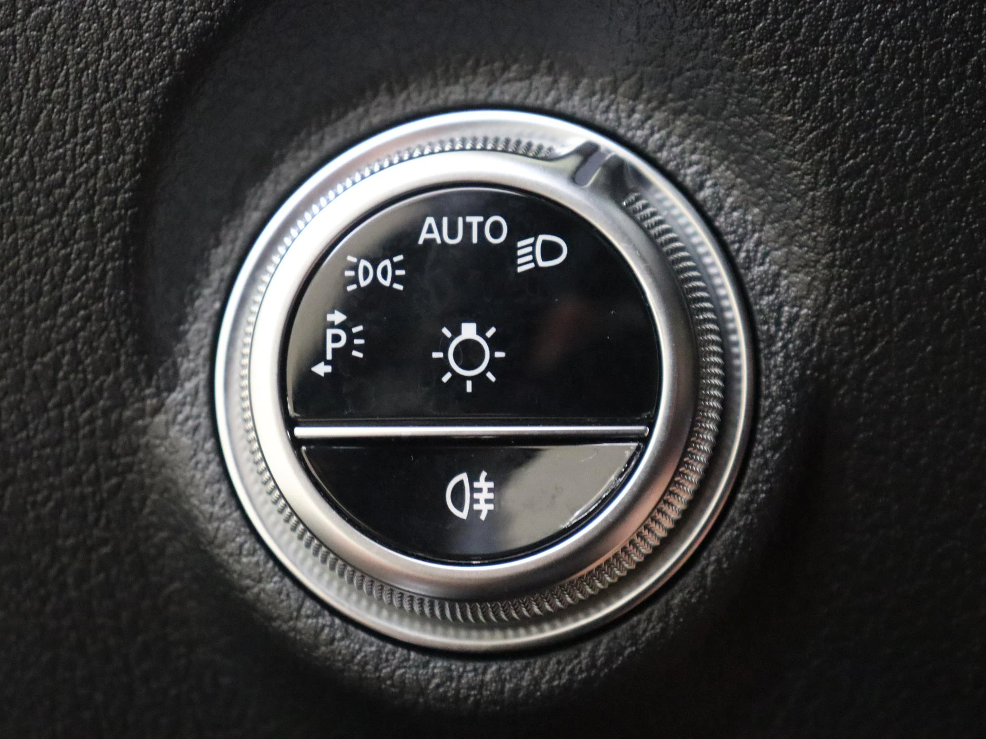 Mercedes-Benz-C-Klasse-image-23