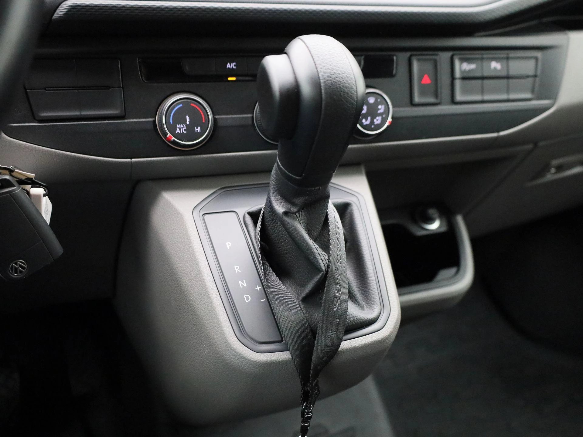Volkswagen-Transporter-image-9