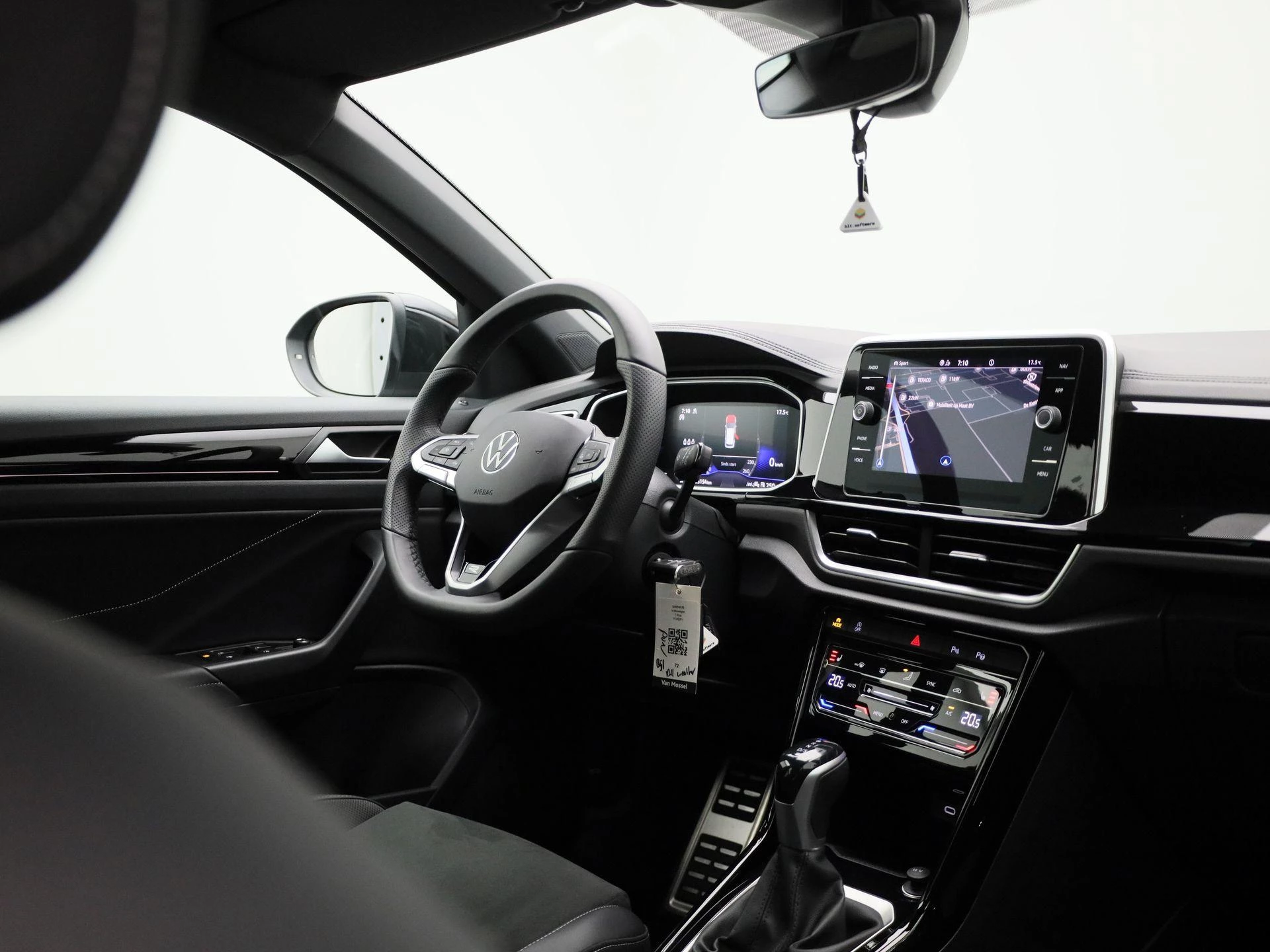 Volkswagen-T-Roc-image-33