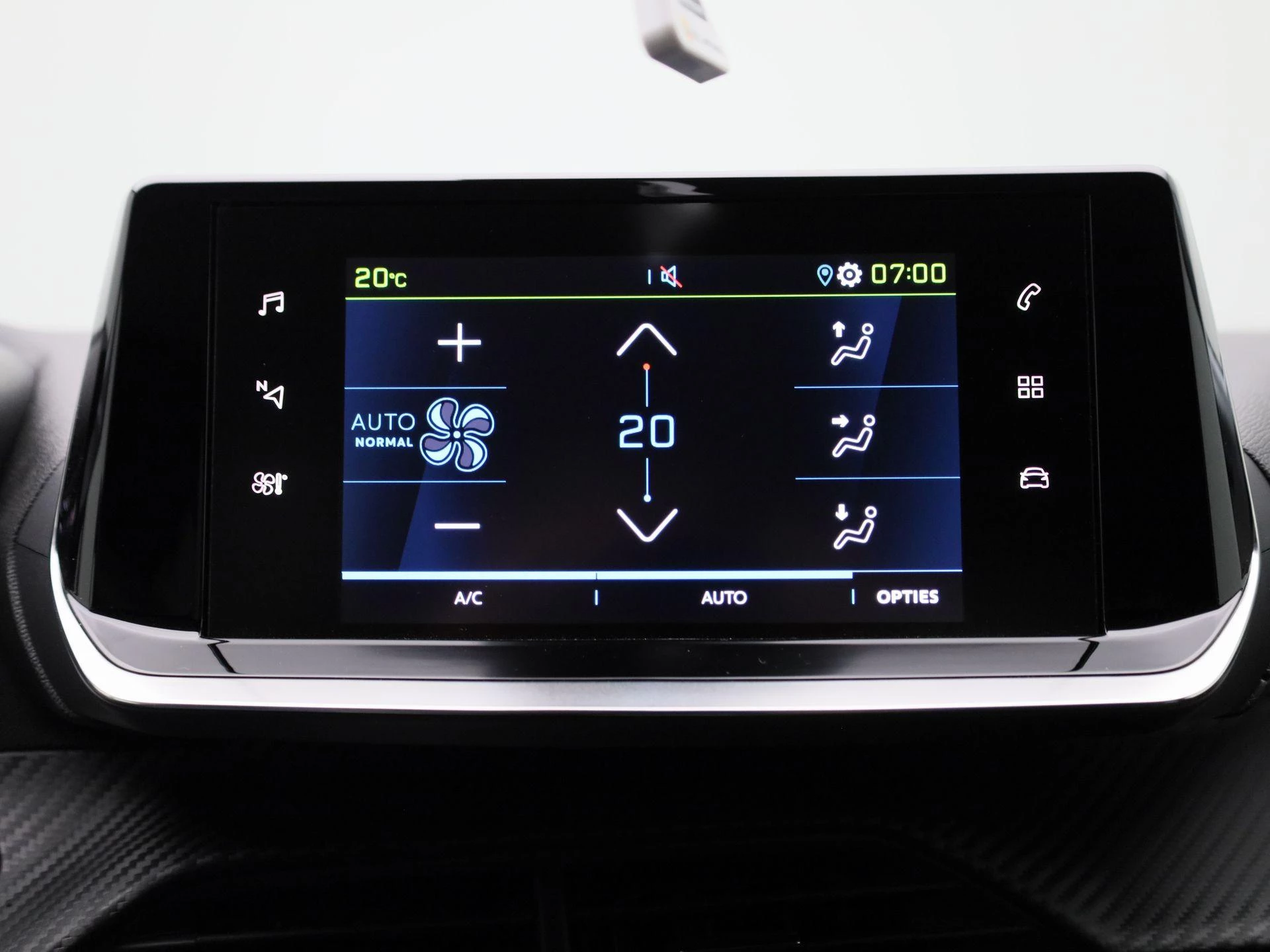 Peugeot-e-208-image-24