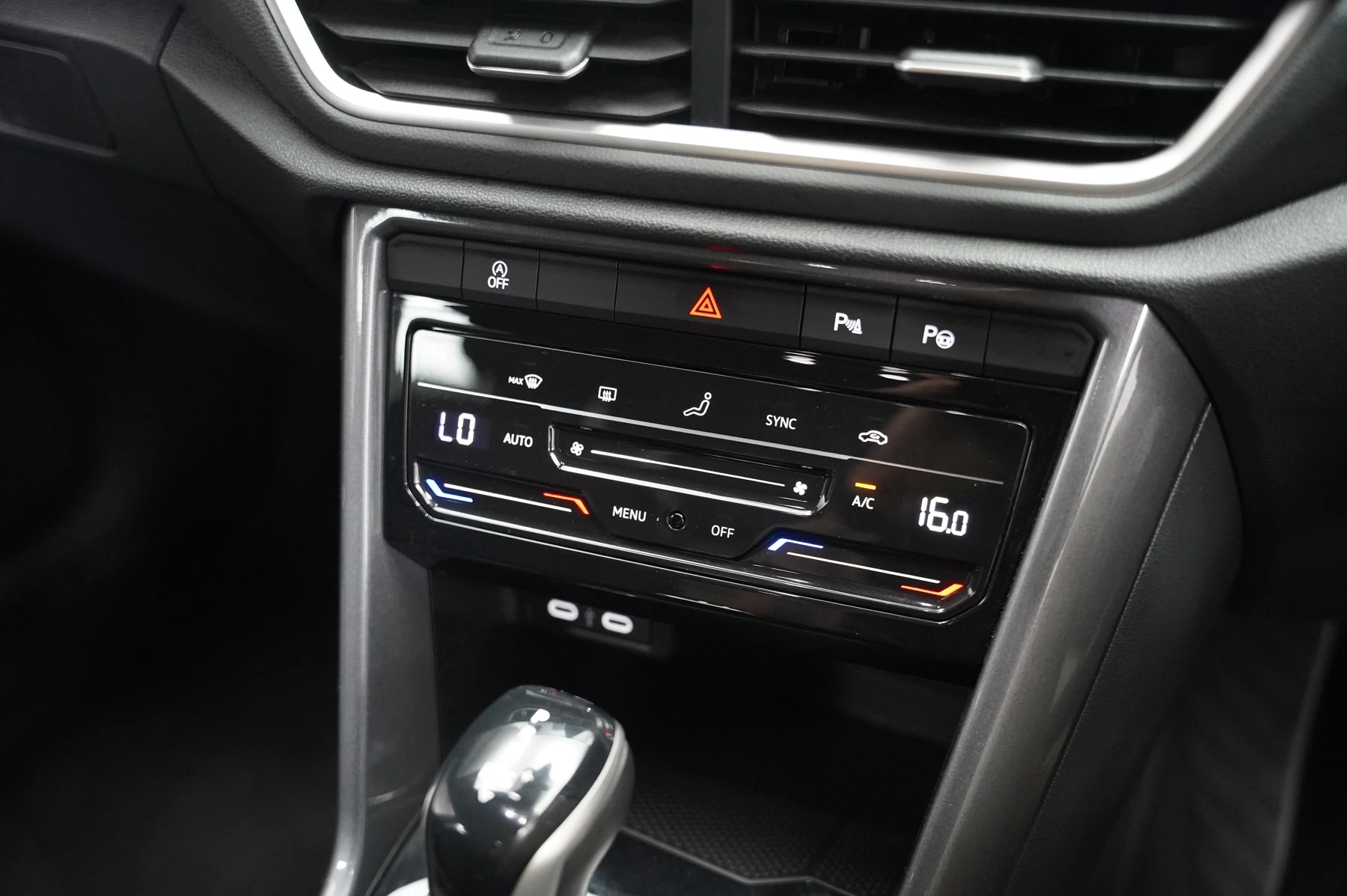 Volkswagen-T-Roc-image-25