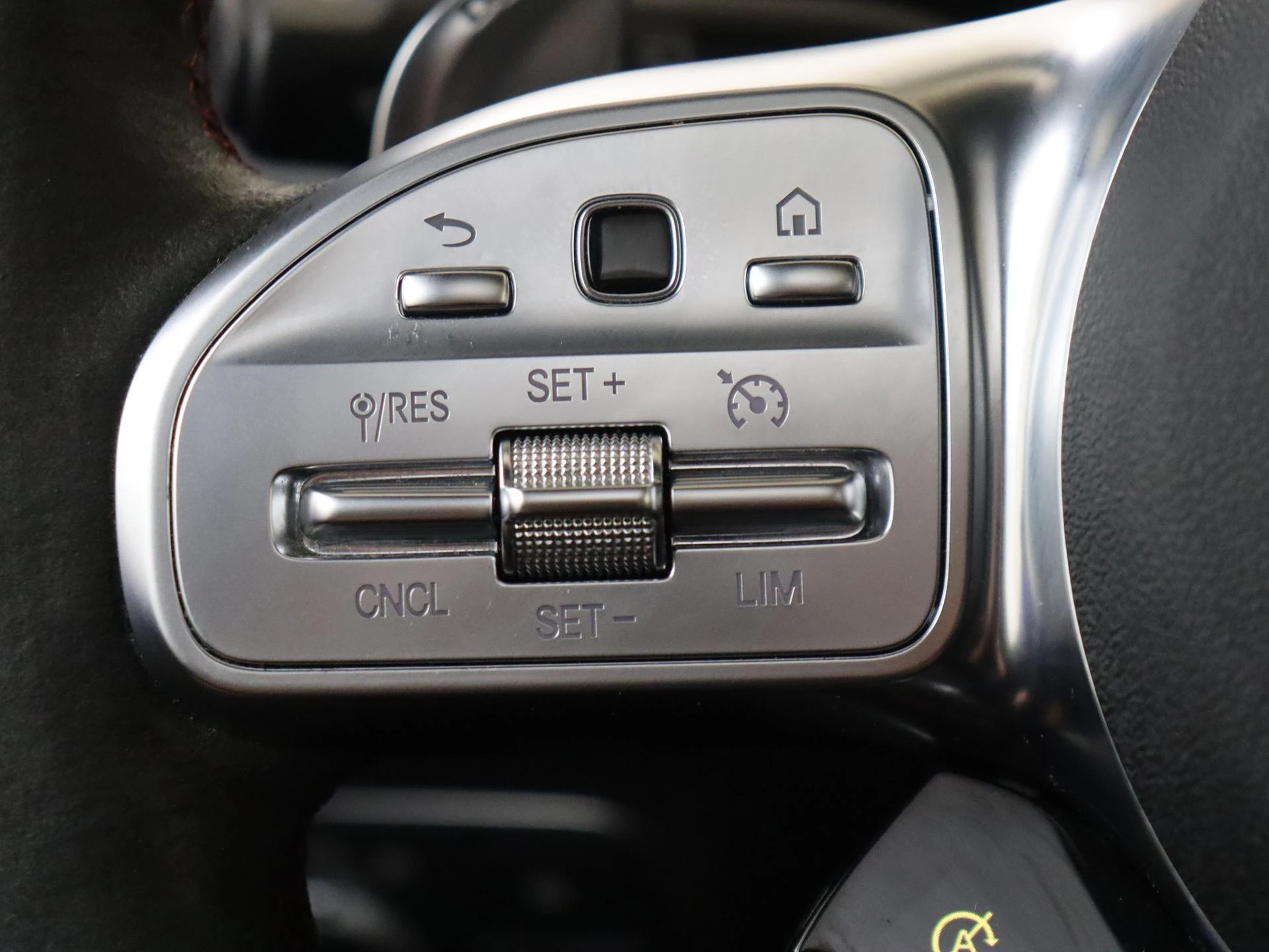 Mercedes-Benz-GLB-image-18