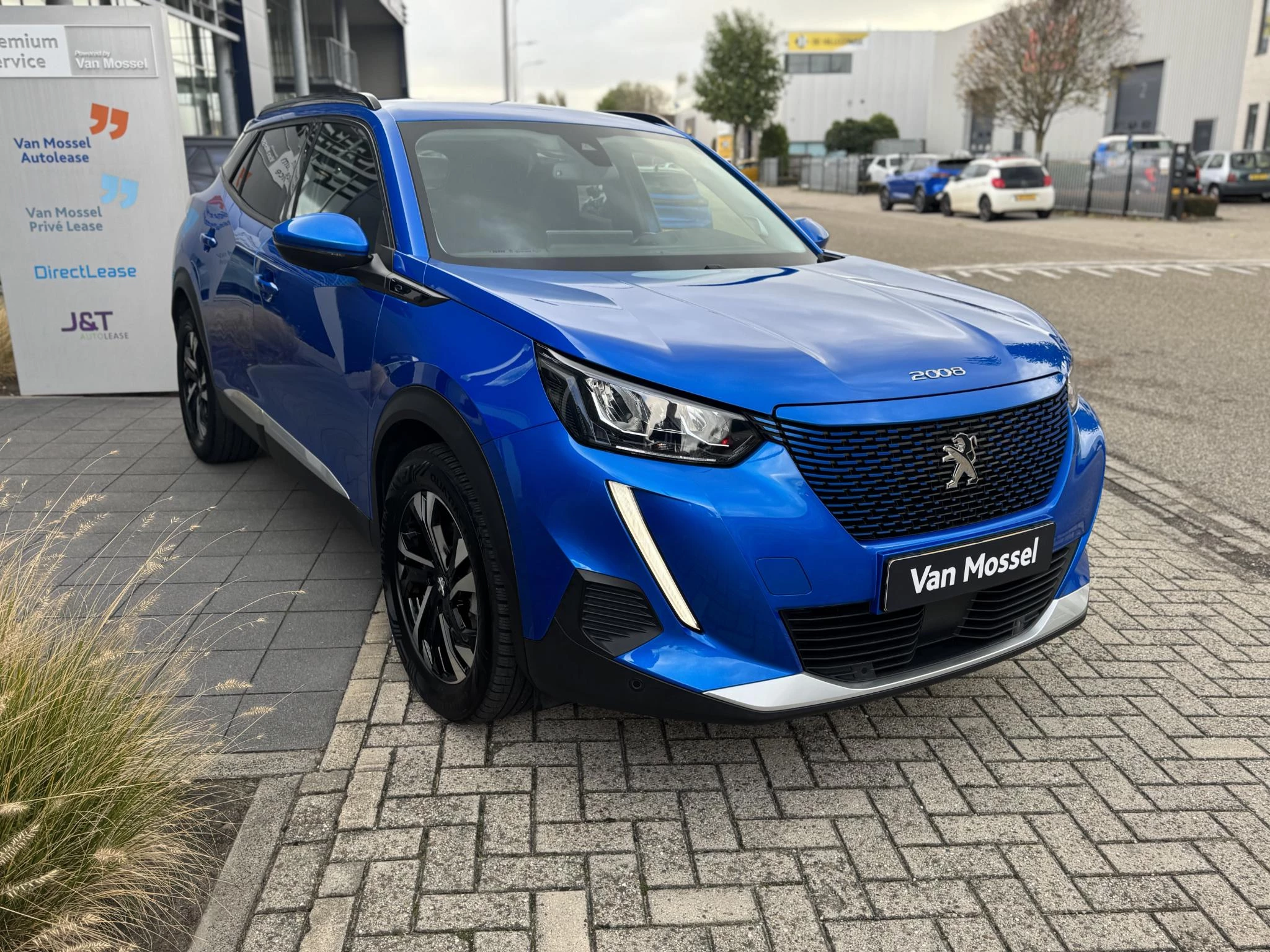 Peugeot-e-2008-image-4