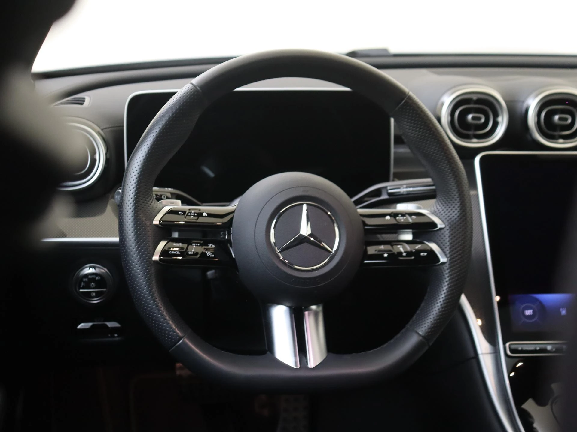 Mercedes-Benz-C-Klasse-image-9