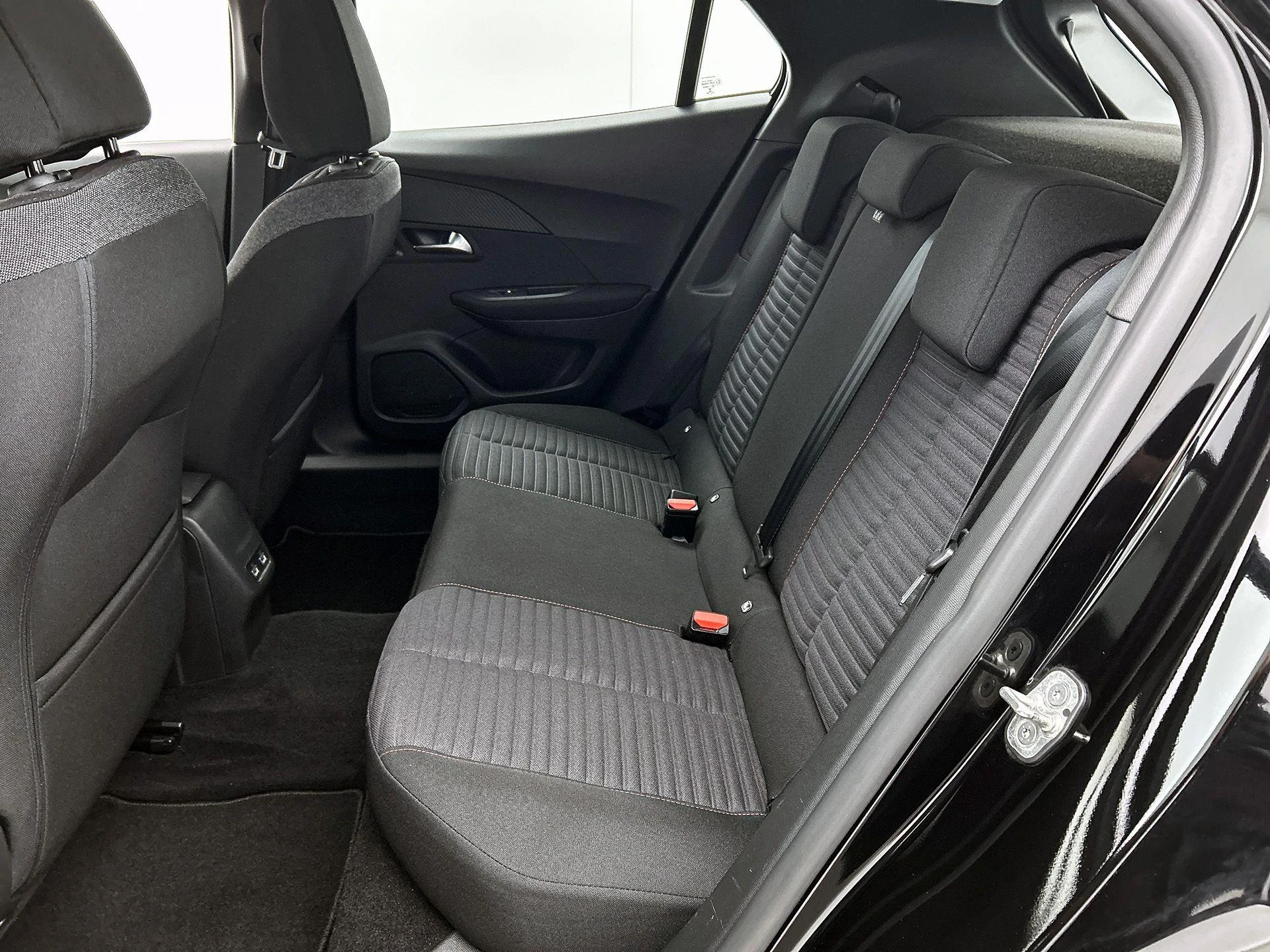 Peugeot-e-2008-image-25
