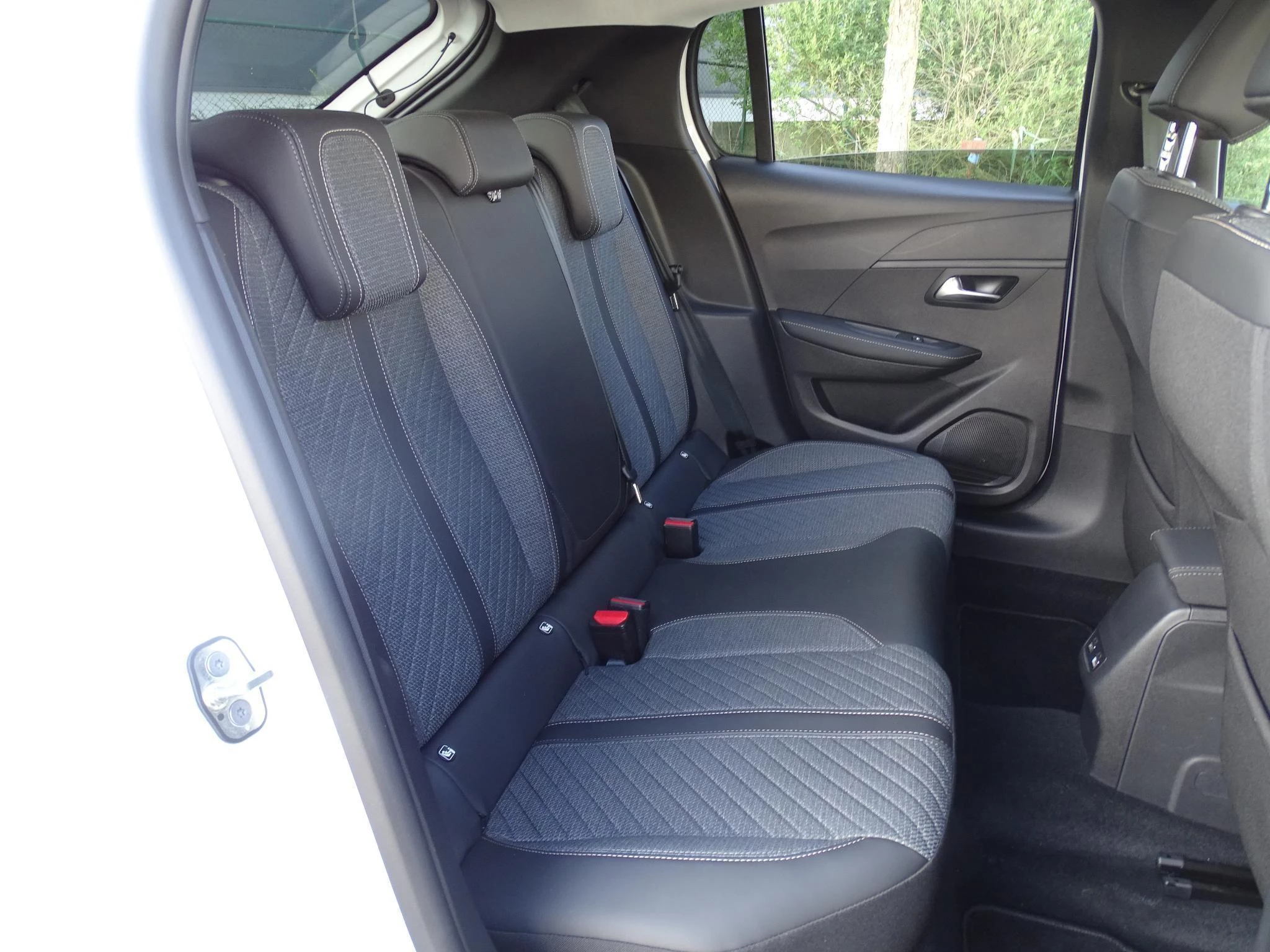Peugeot 208 1.2 HYBRID Allure automaat