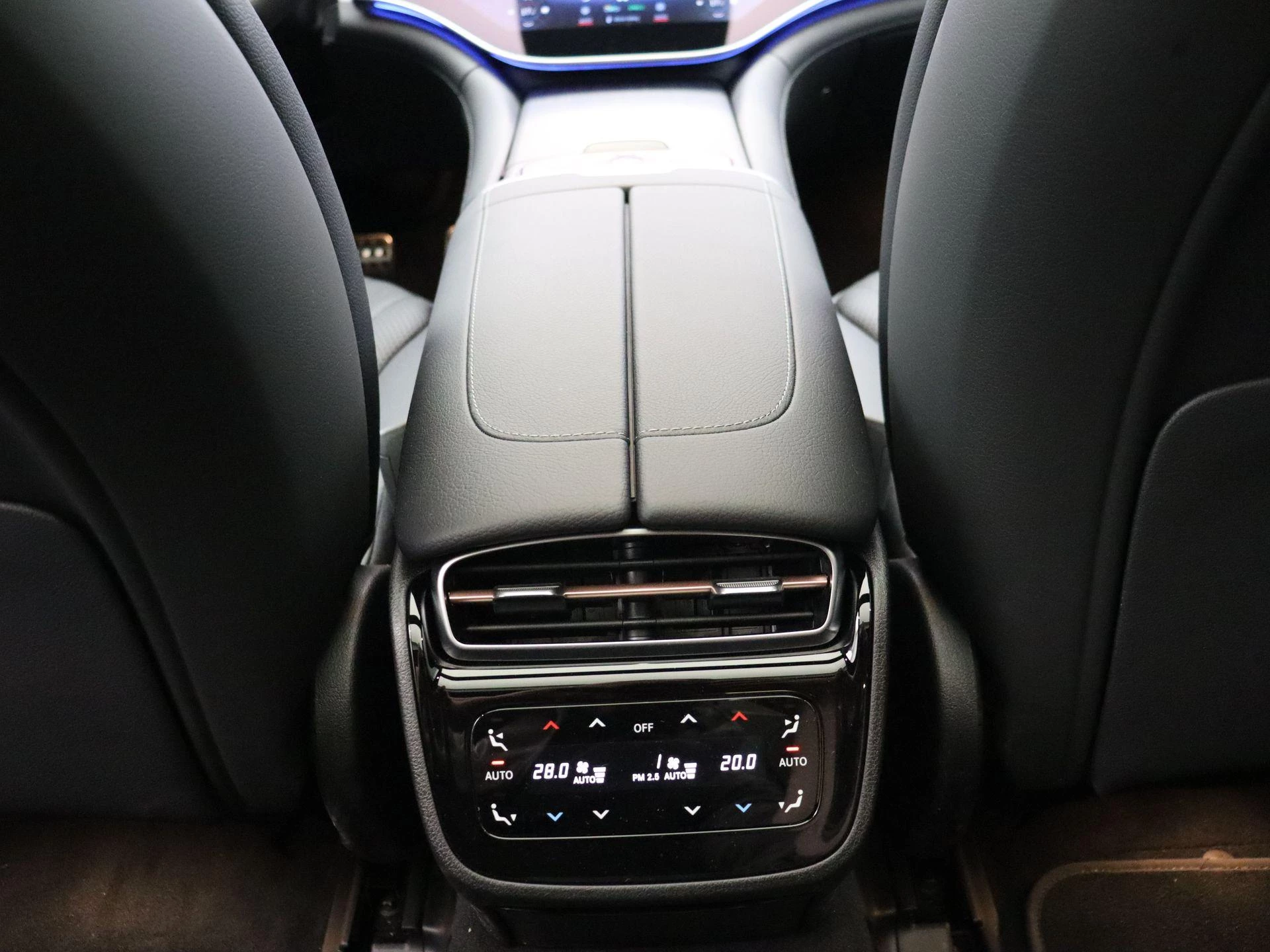 Mercedes-Benz-EQE-image-18