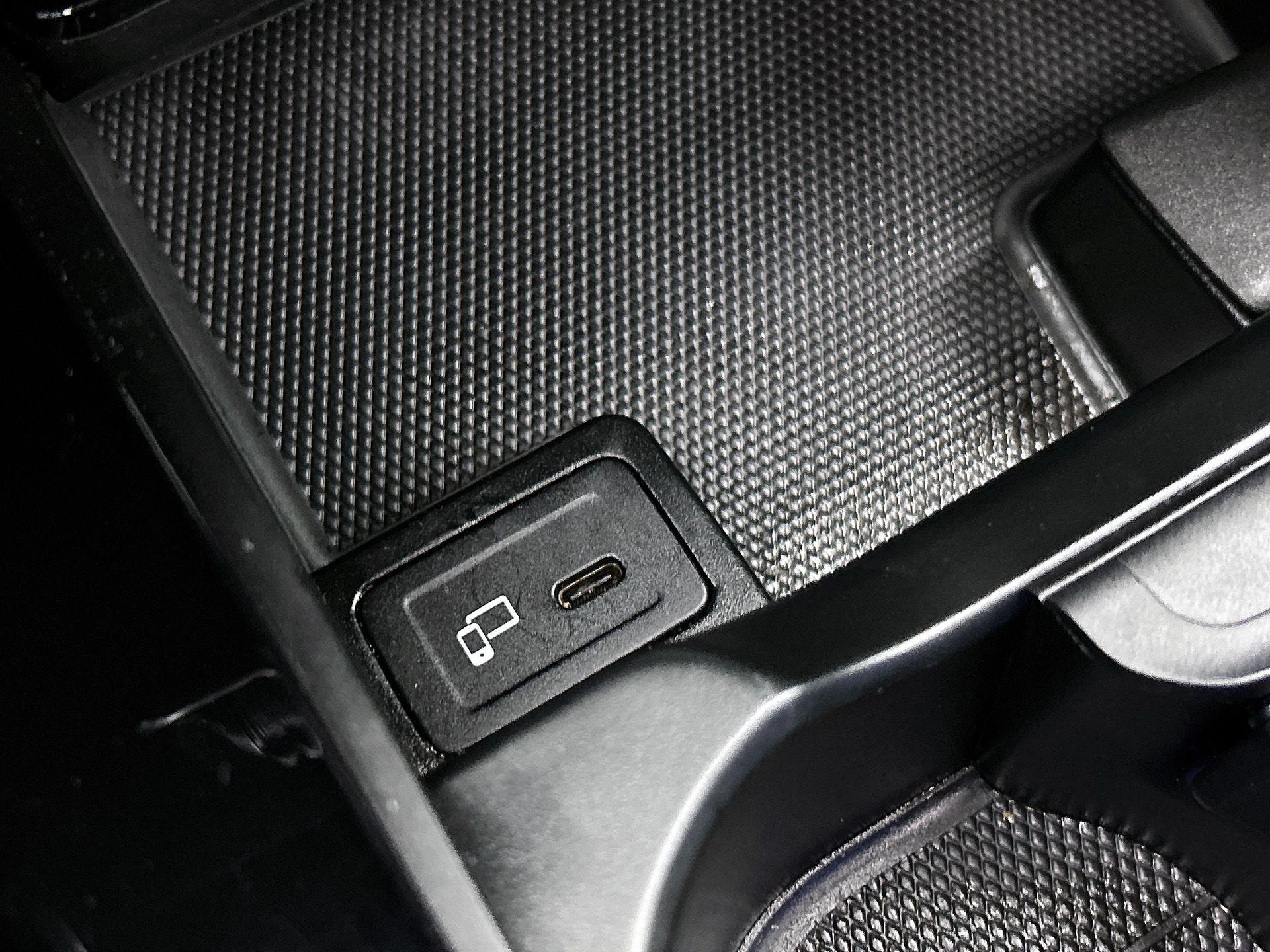 Mercedes-Benz-CLA-image-47