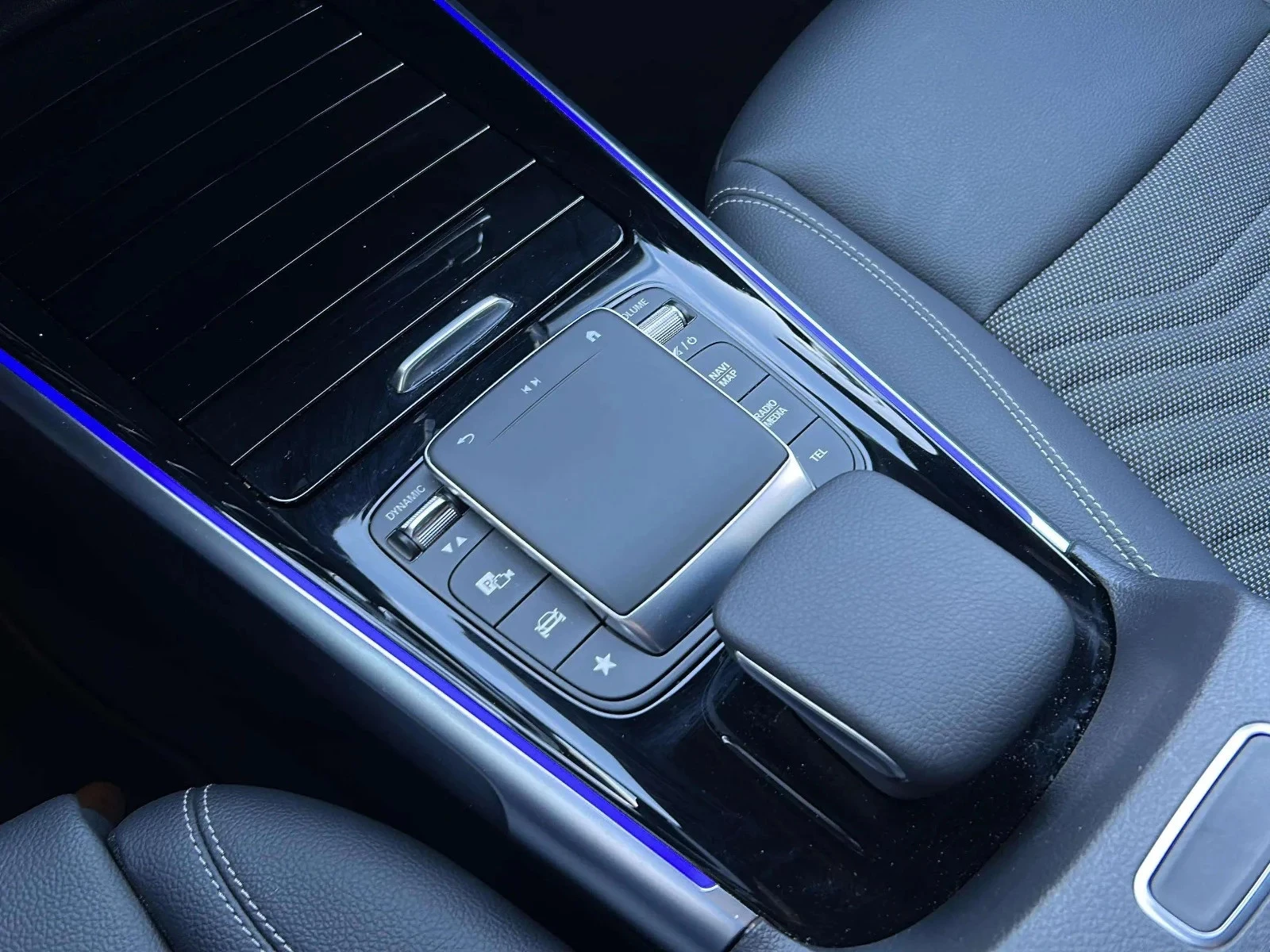 Mercedes-Benz-EQB-image-10