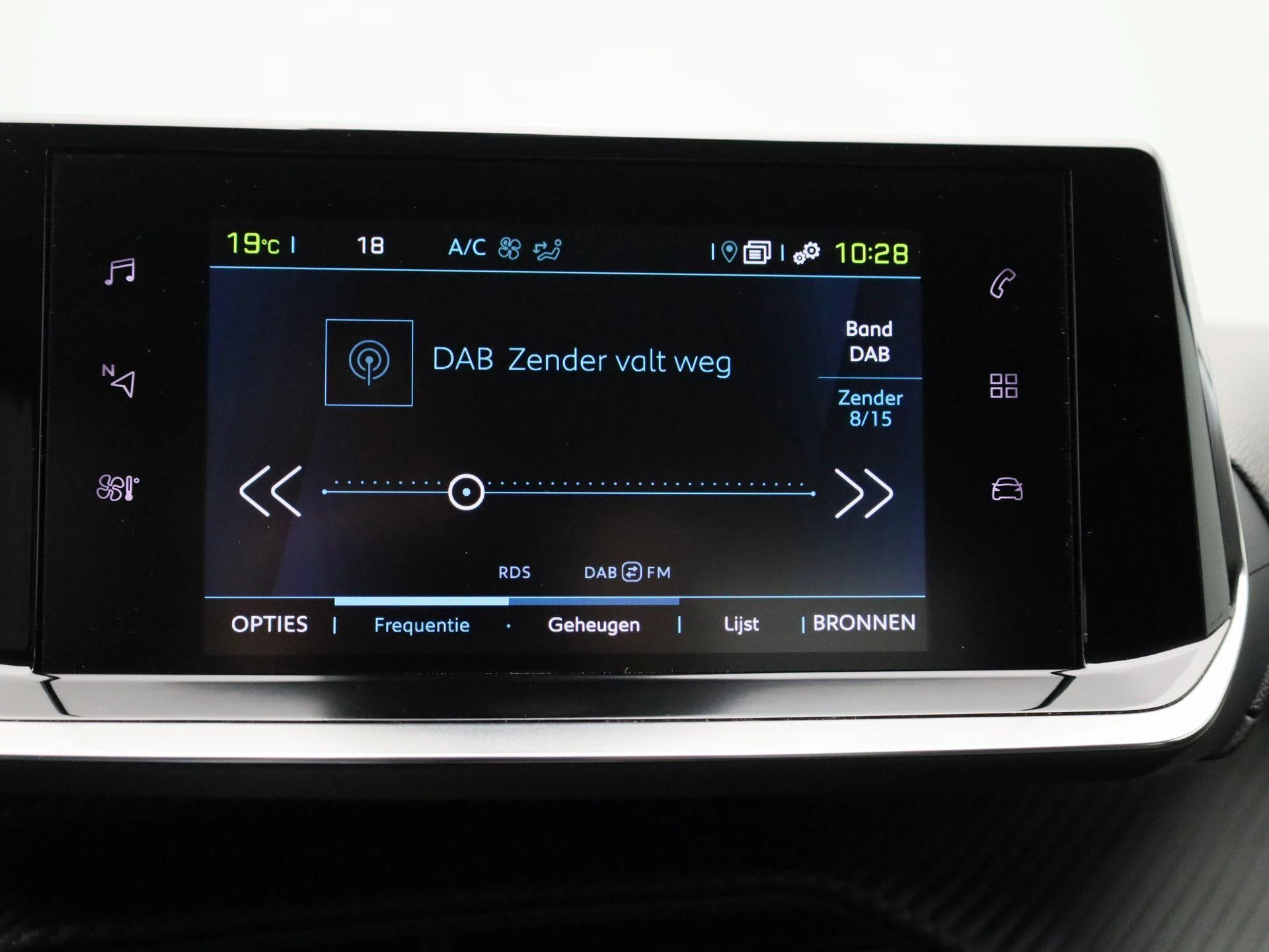 Peugeot-e-208-image-17