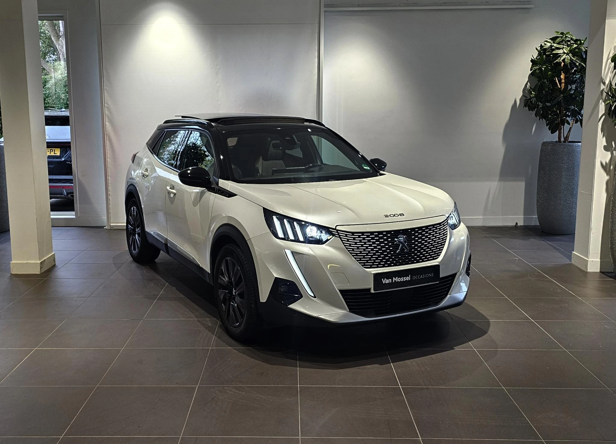 Peugeot-e-2008-image-2