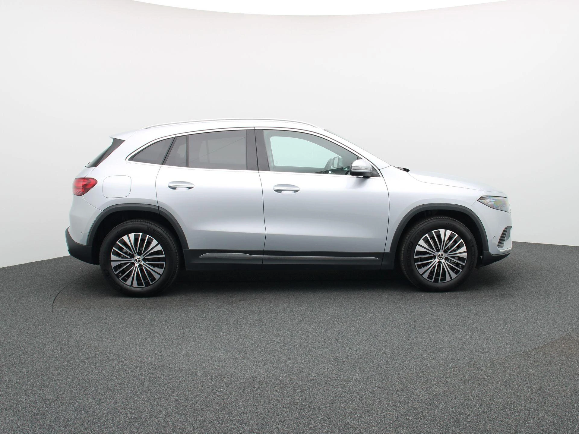 Mercedes-Benz-EQA-image-5