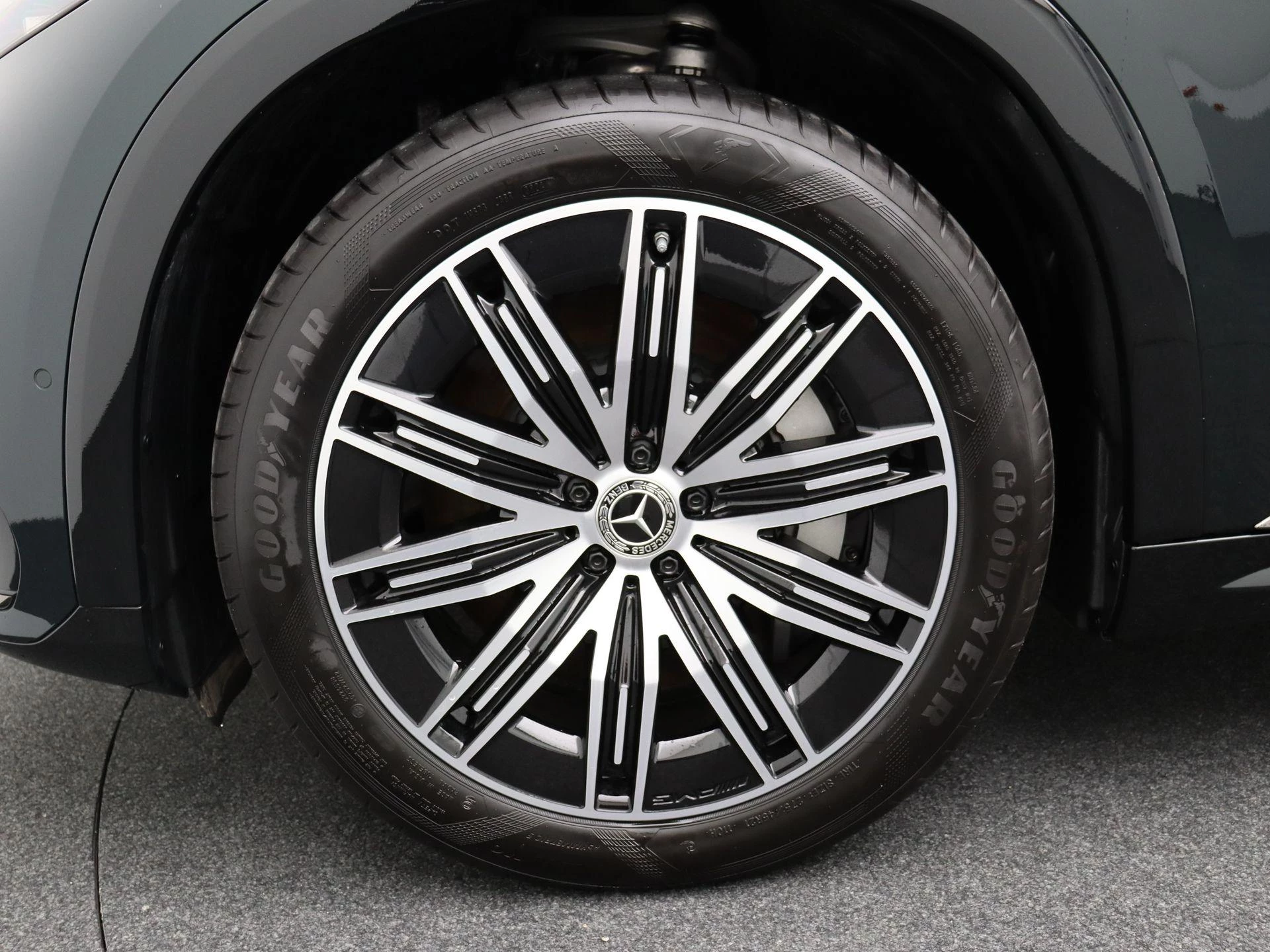 Mercedes-Benz-EQS-image-8