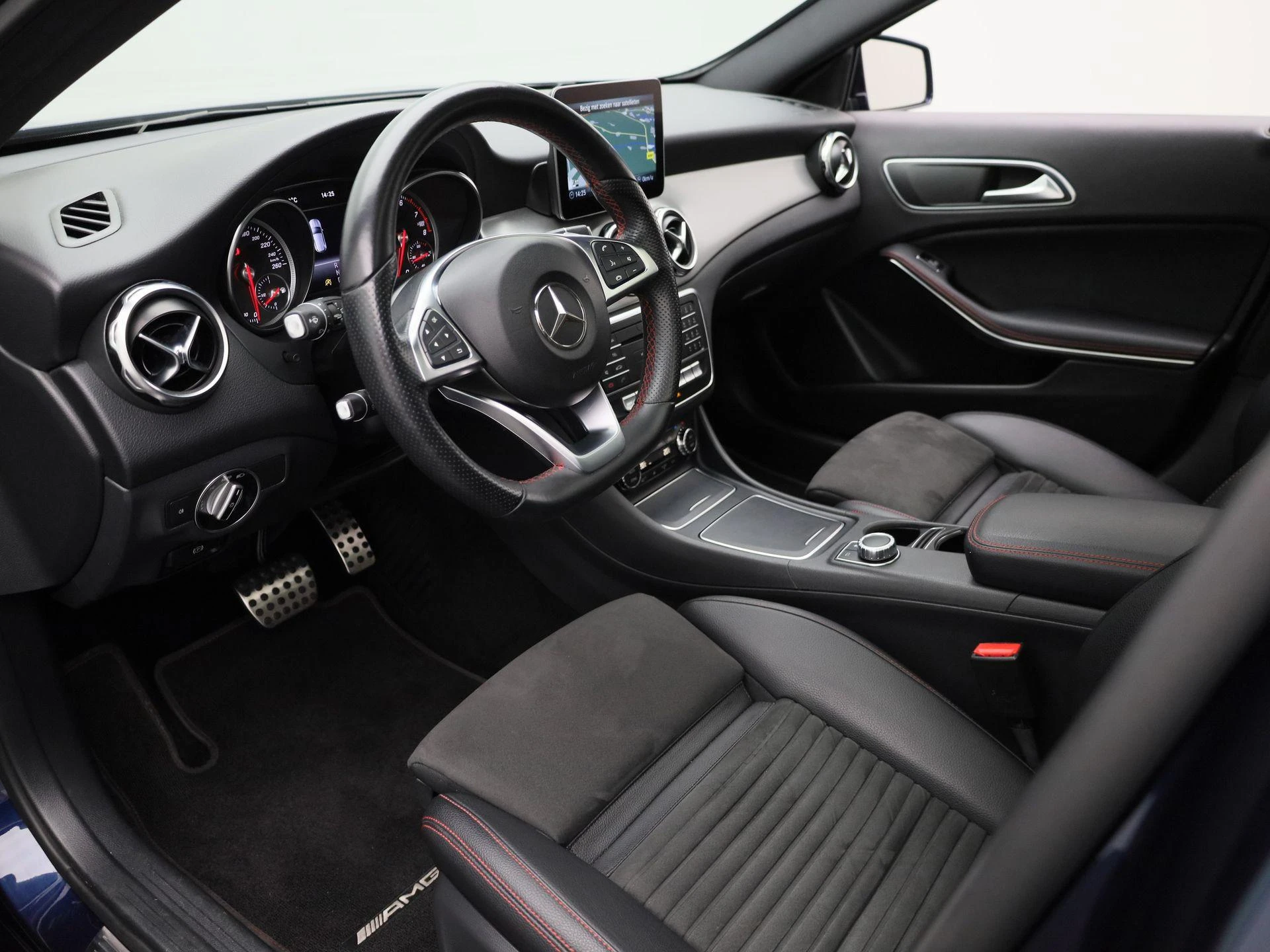 Mercedes-Benz-GLA-image-17