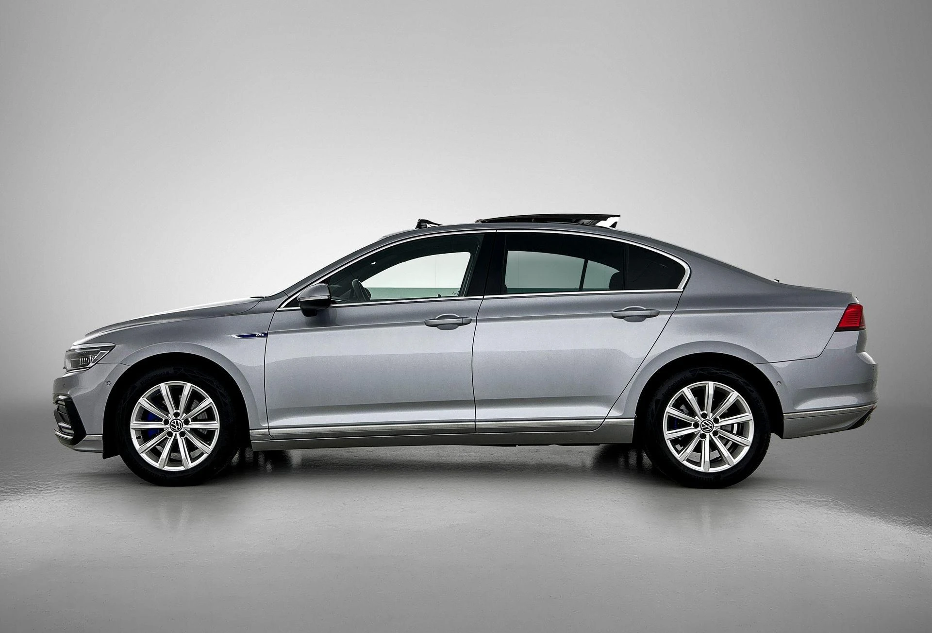 Volkswagen-Passat-image-1