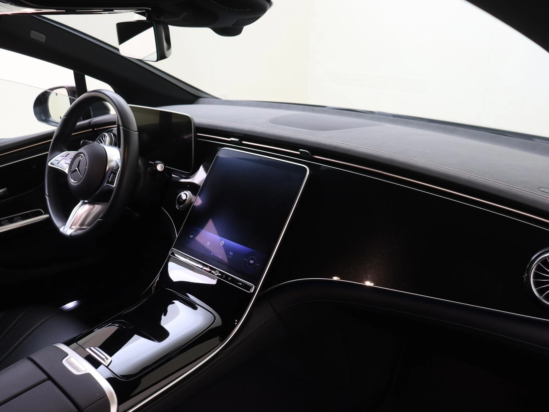 Mercedes-Benz-EQE-image-4