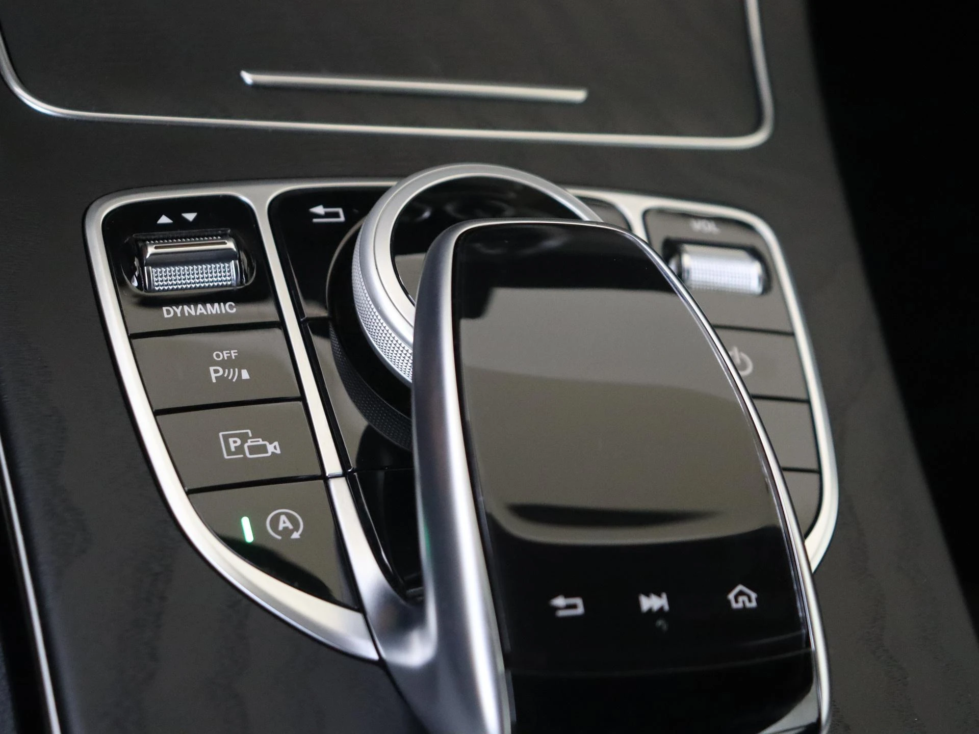 Mercedes-Benz-C-Klasse-image-19