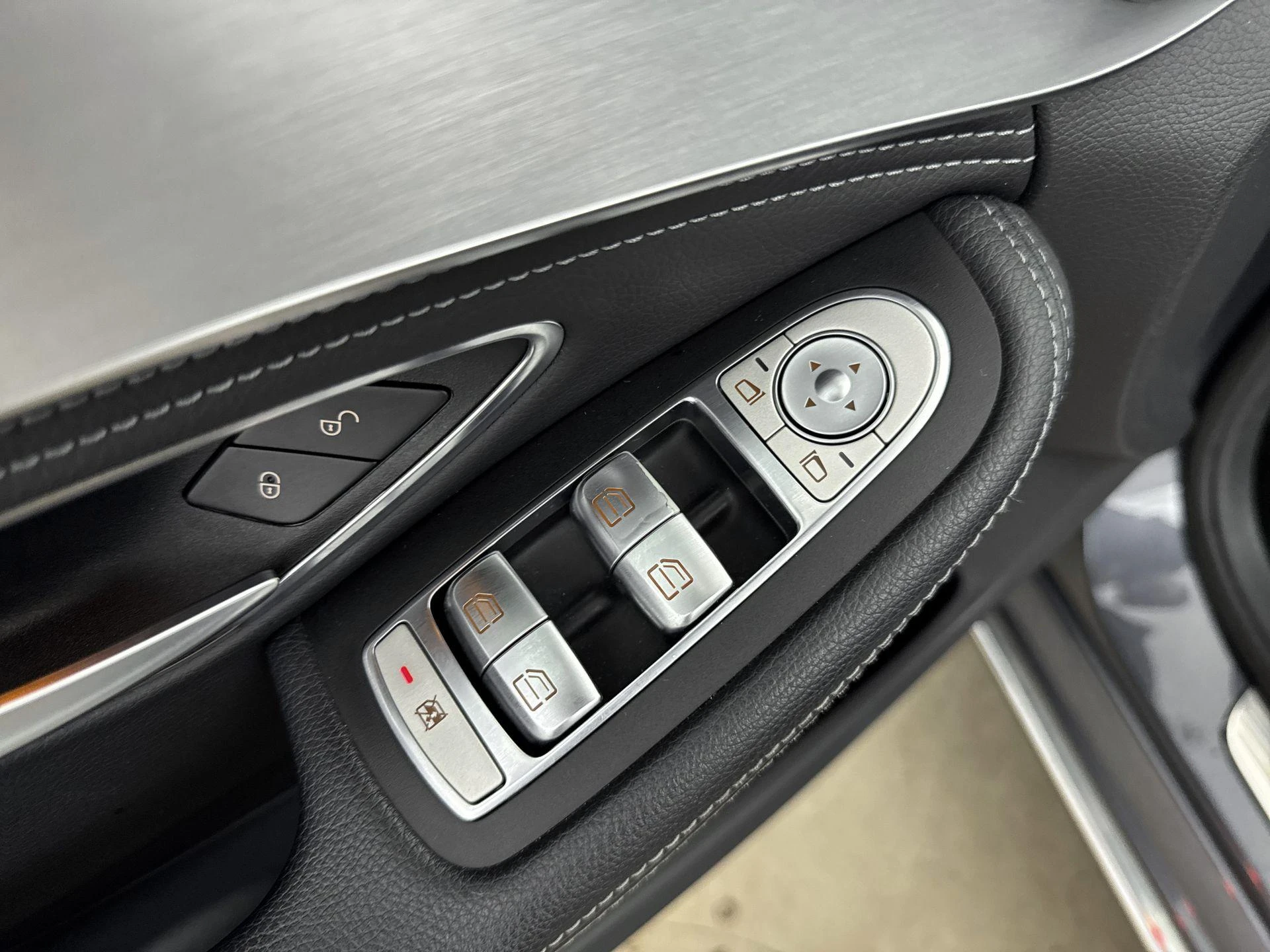 Mercedes-Benz-C-Klasse-image-14