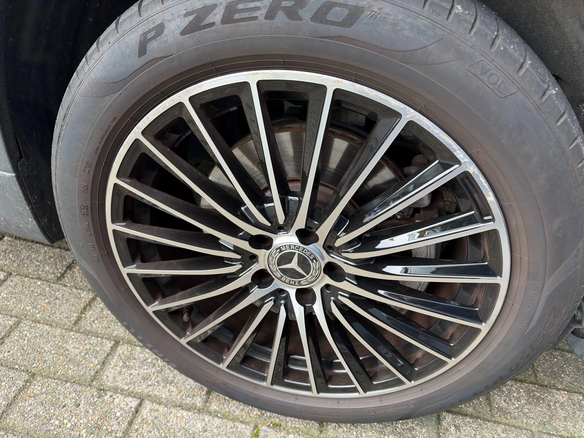 Mercedes-Benz-GLA-image-25