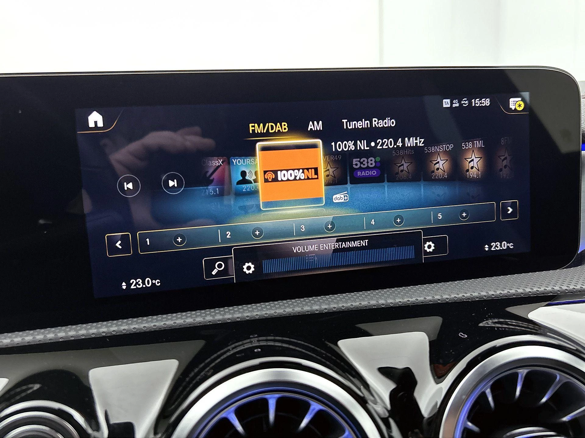 Mercedes-Benz-CLA-image-9