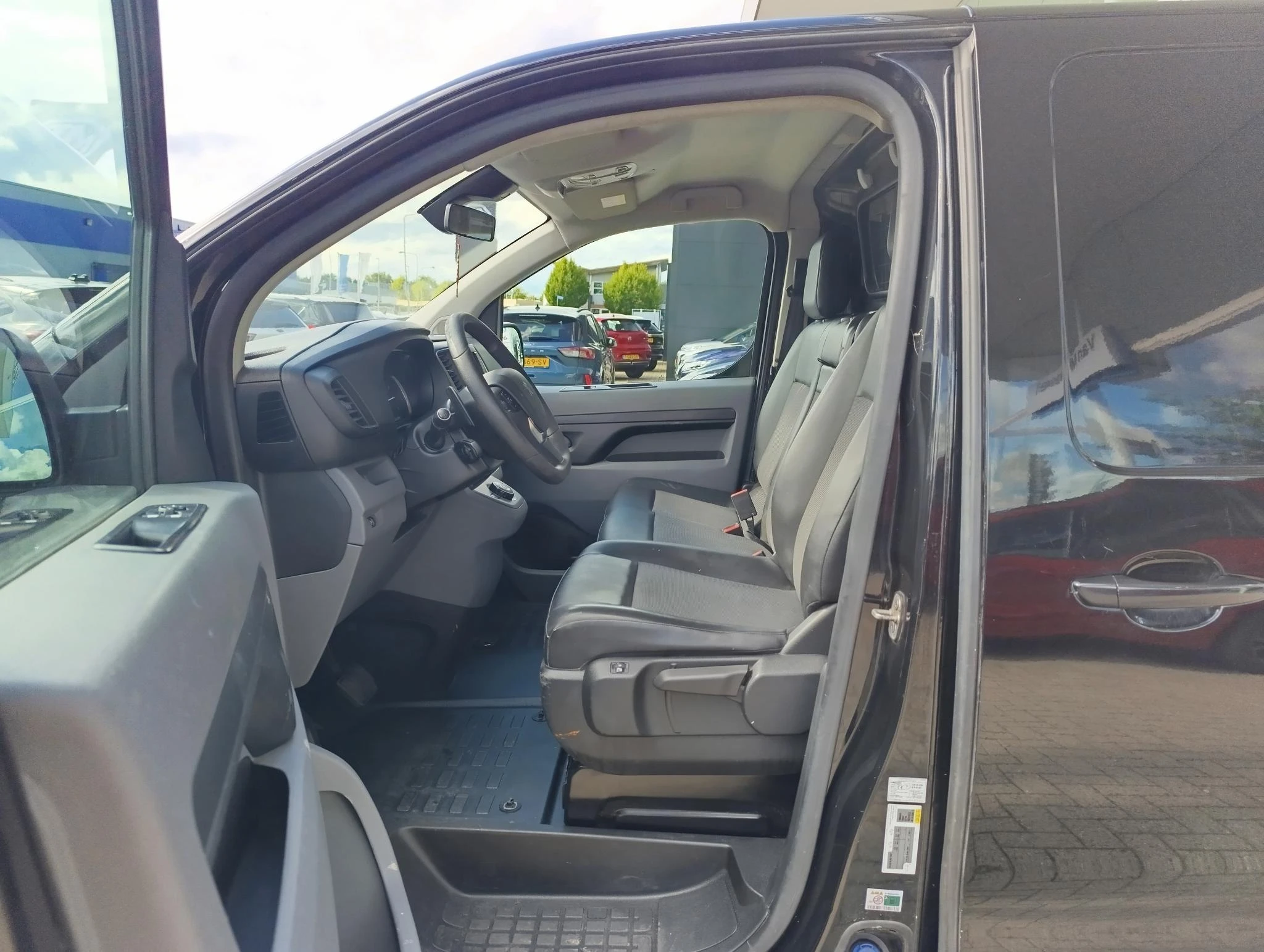 Peugeot-Expert-image-10