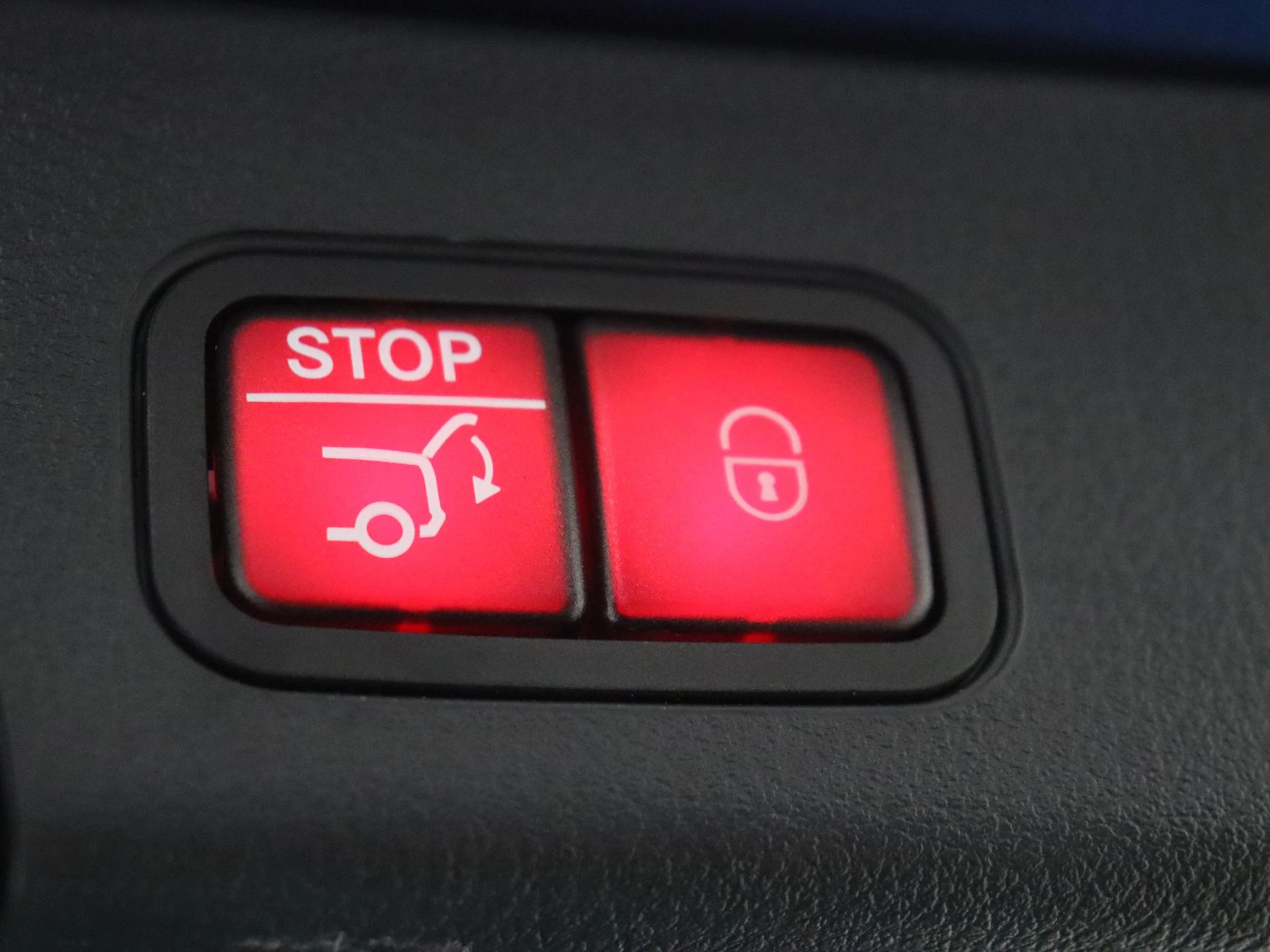 Mercedes-Benz-EQB-image-35