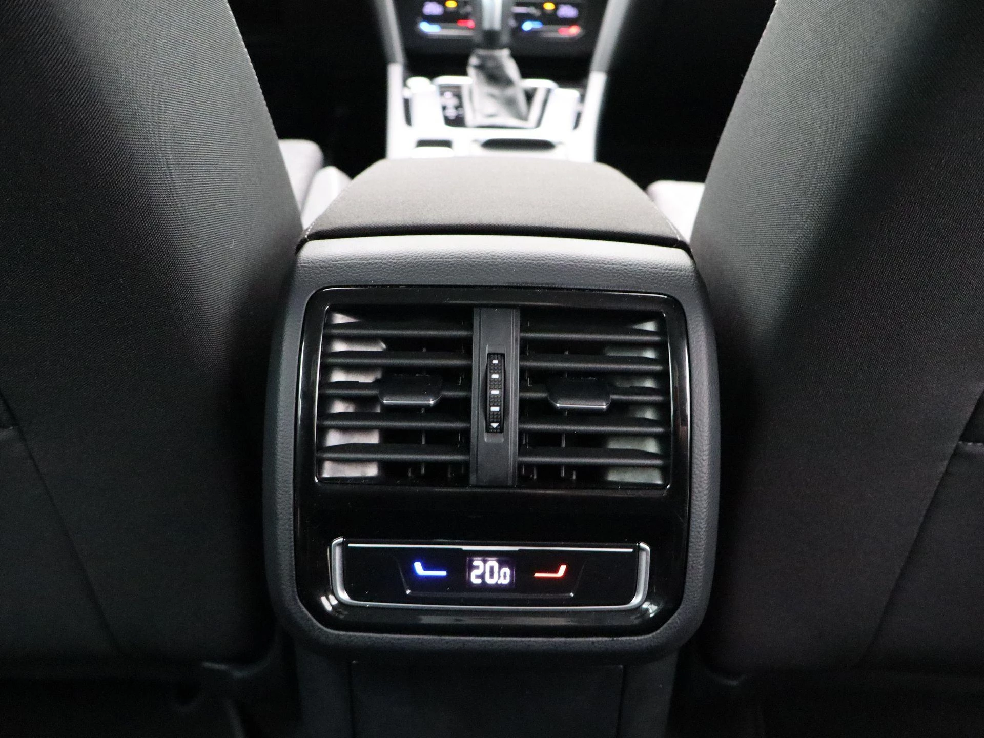 Volkswagen-Passat-image-31