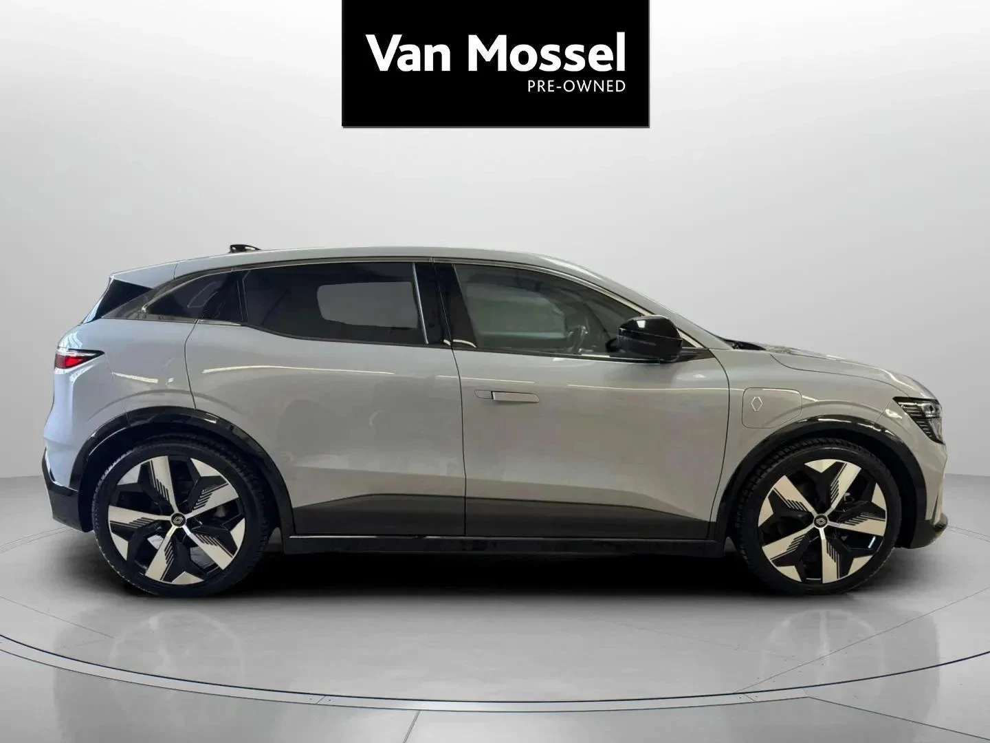 Renault-Megane E-Tech-image-4