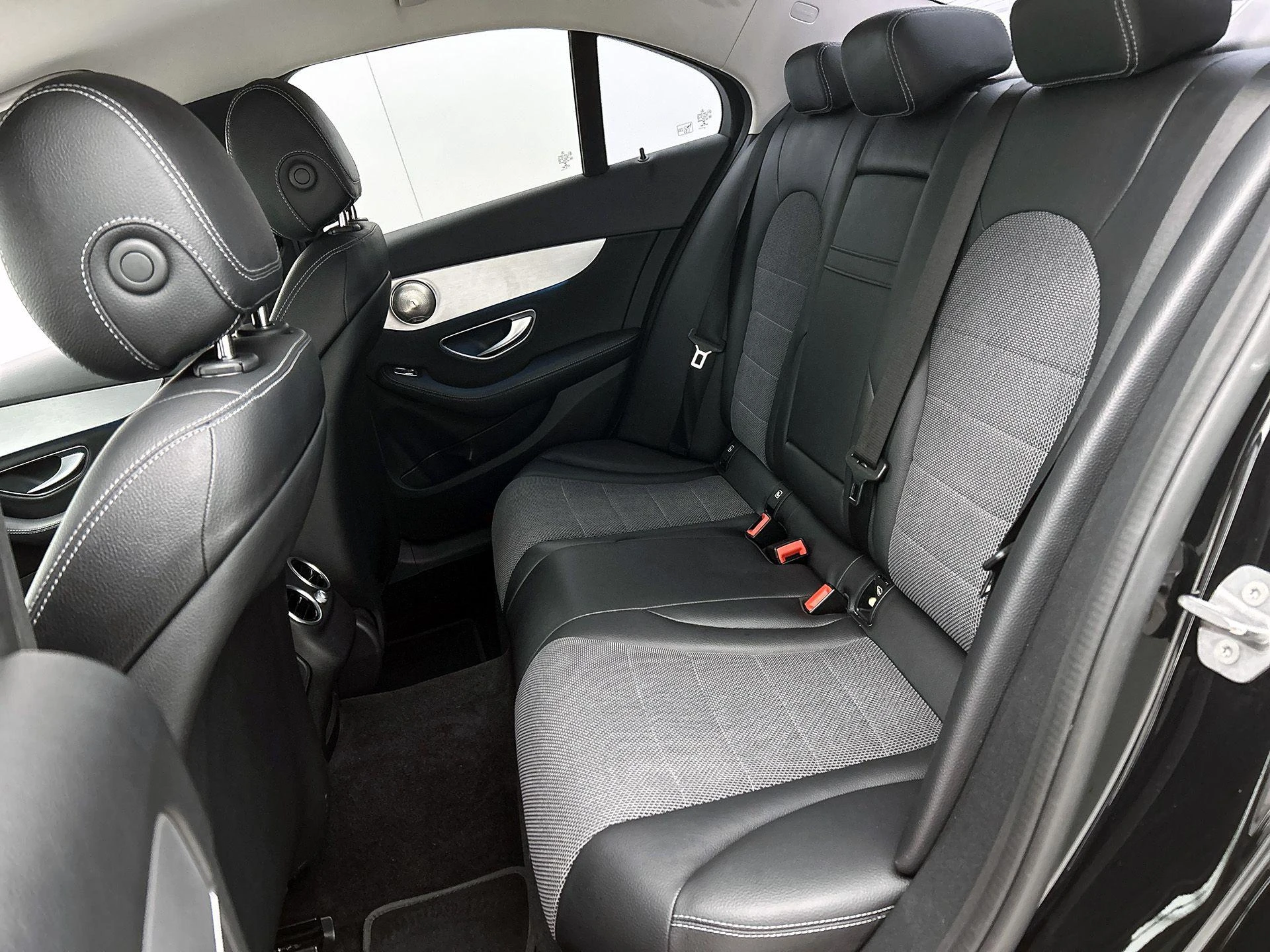 Mercedes-Benz-C-Klasse-image-26