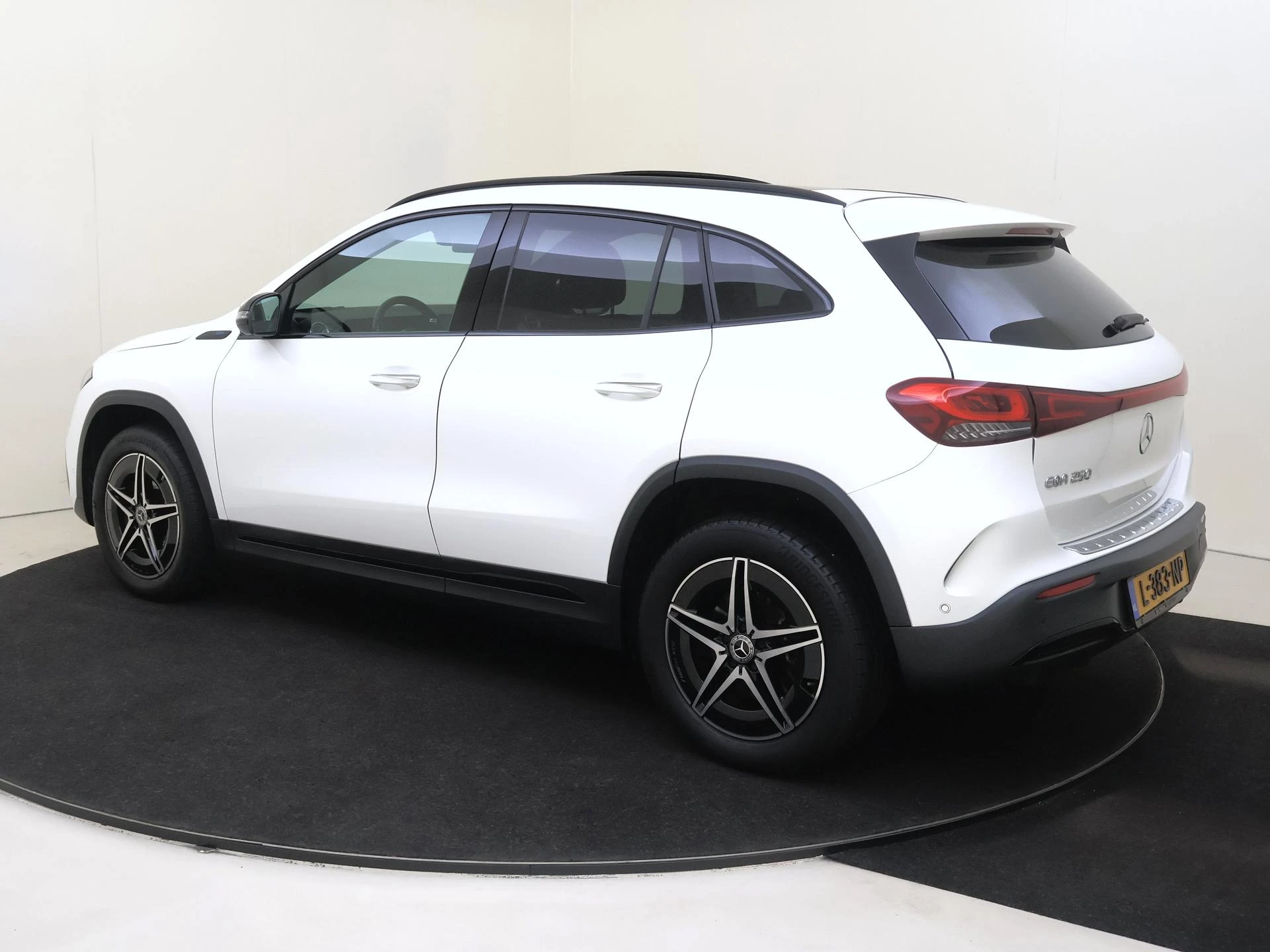 Mercedes-Benz-EQA-image-2