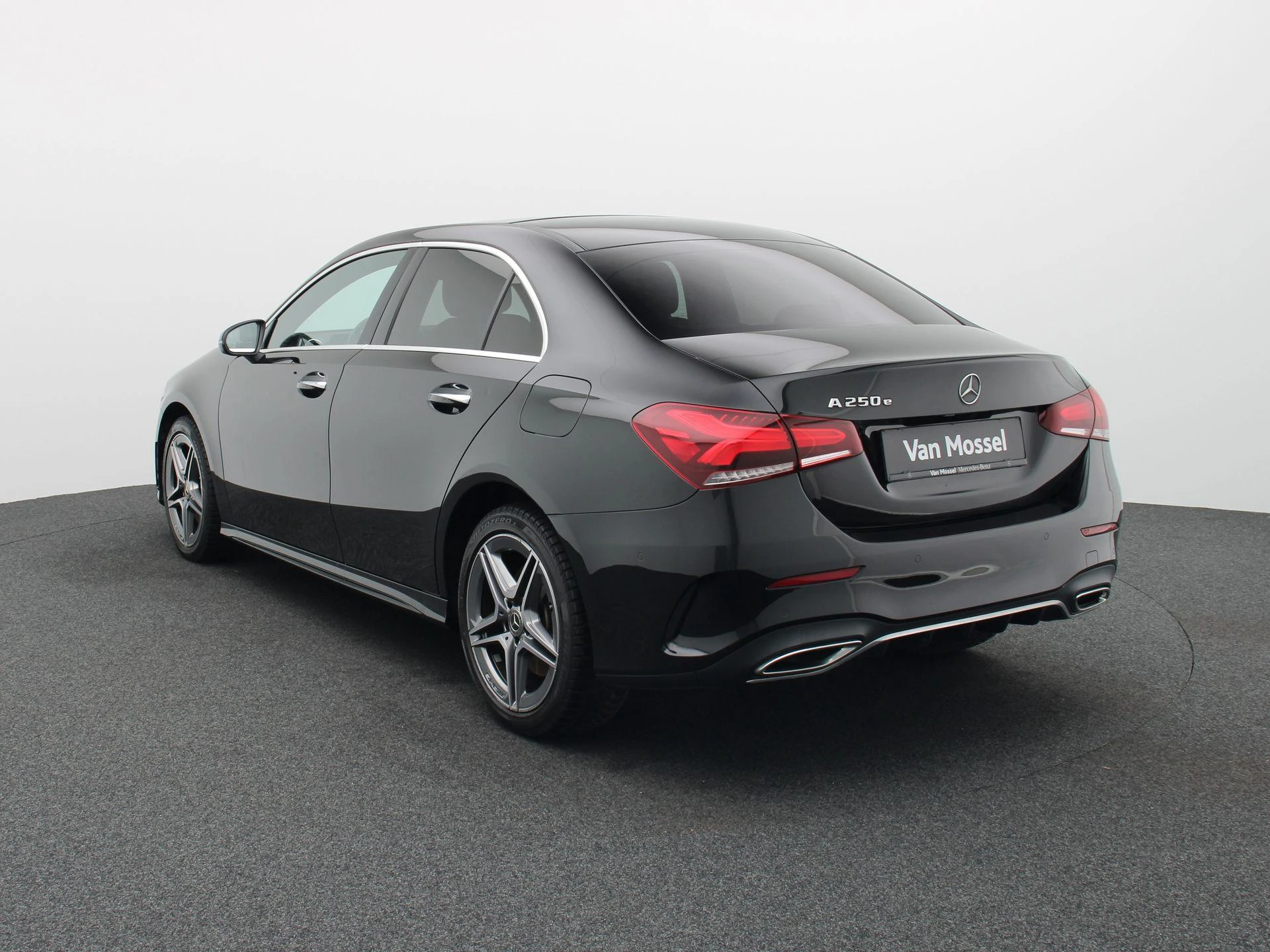 Mercedes-Benz A-Klasse 250 e Sedan AMG Line + PANO DAK + MULTIBEAM LED + CARPLAY +