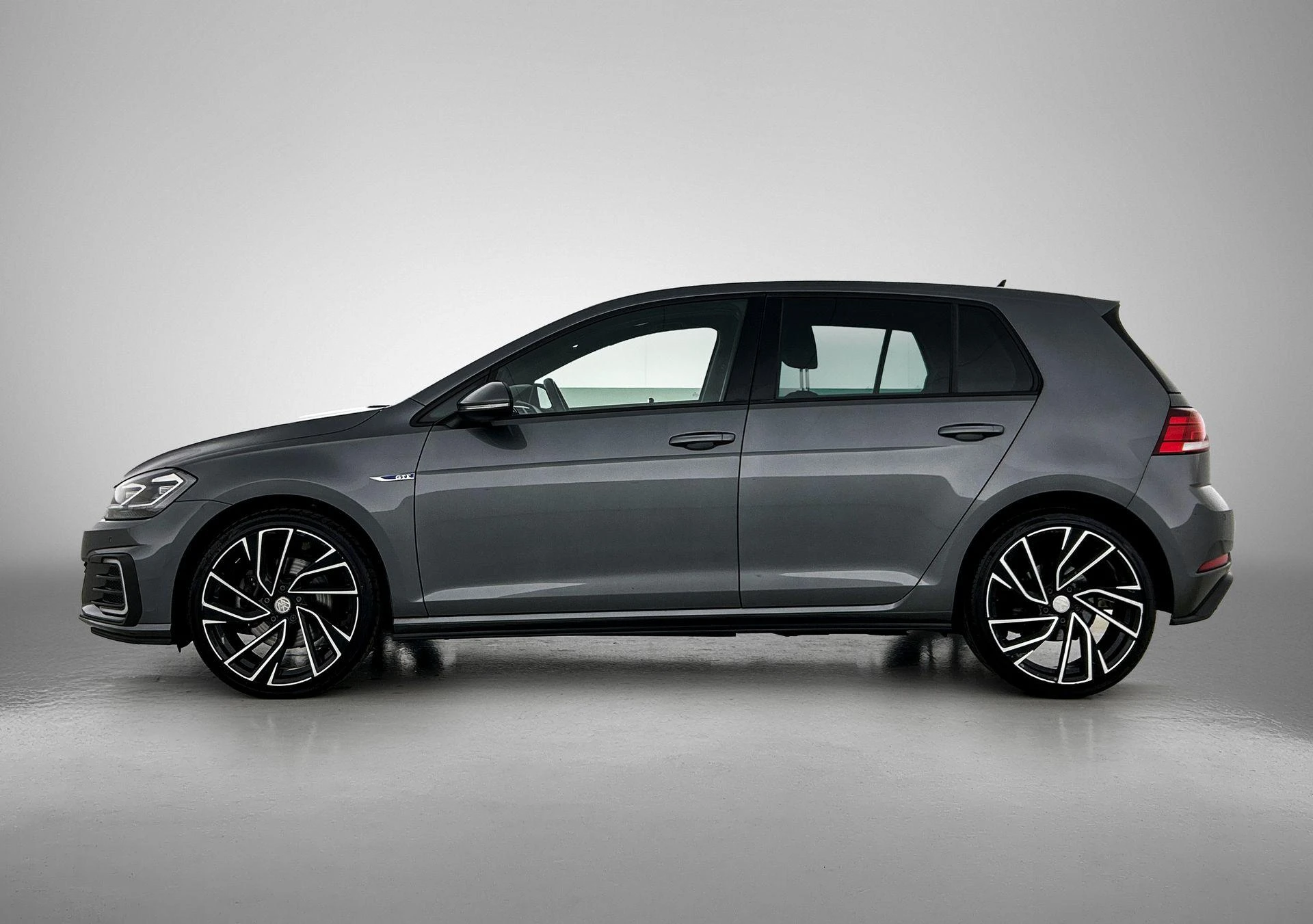 Volkswagen-Golf-image-1