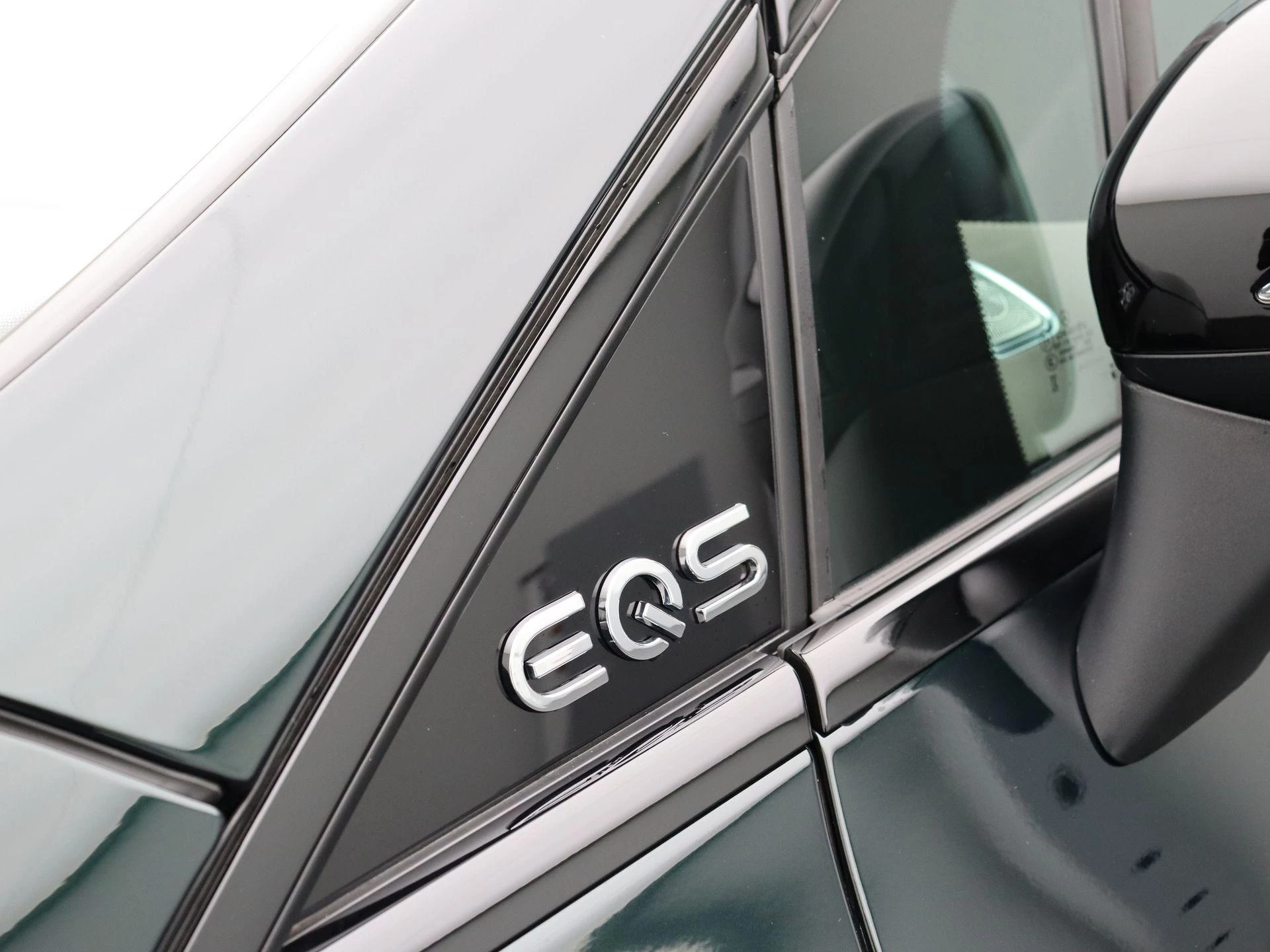 Mercedes-Benz-EQS-image-6