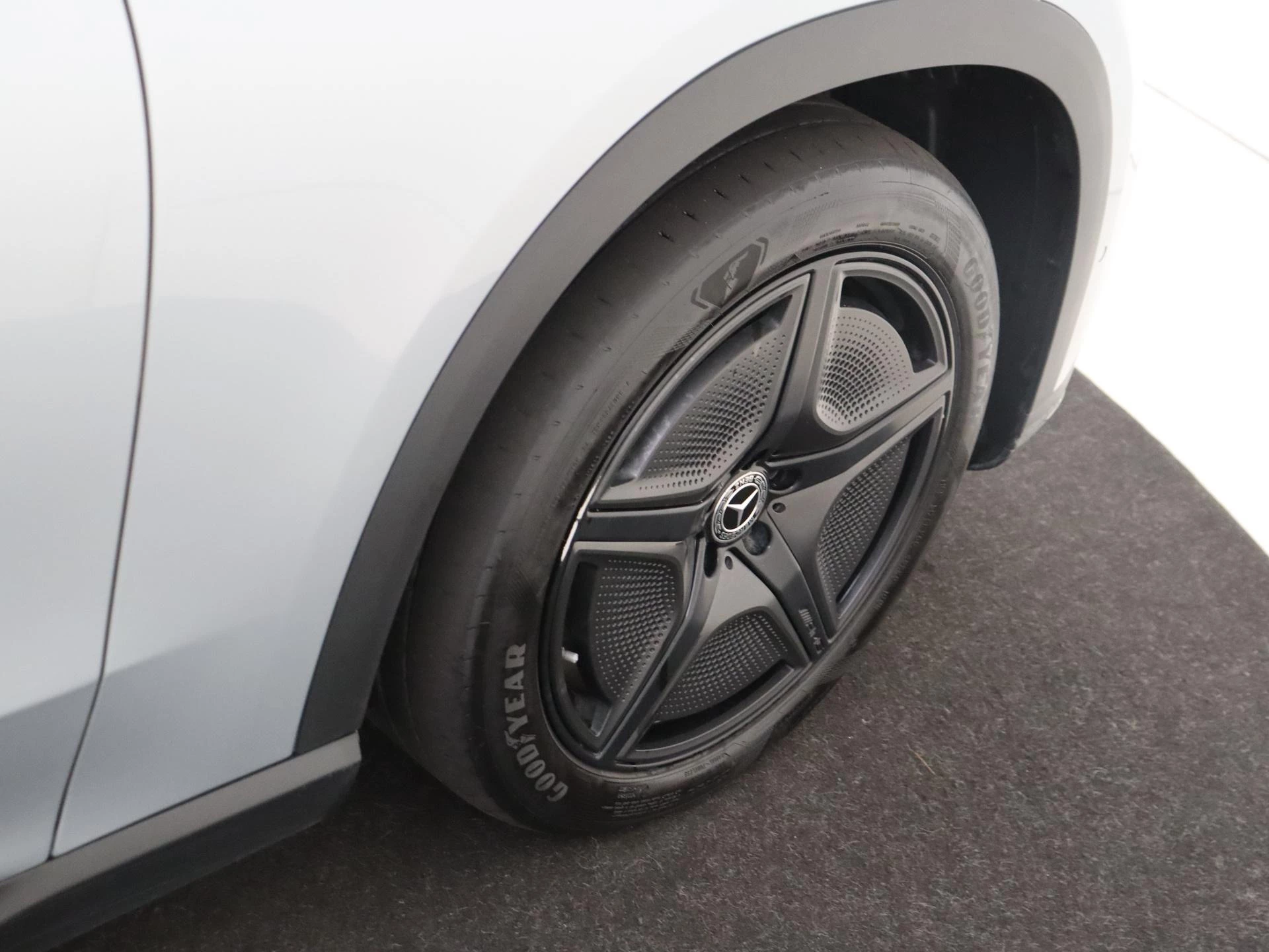 Mercedes-Benz-EQE-image-3