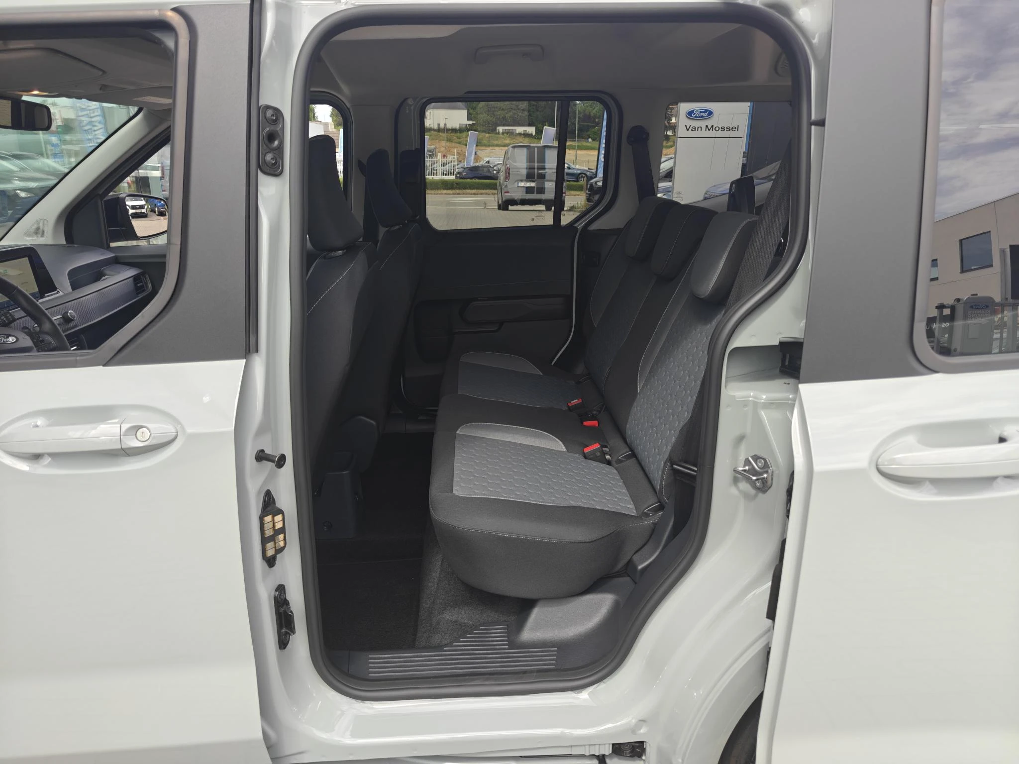 Ford-Tourneo Courier-image-7