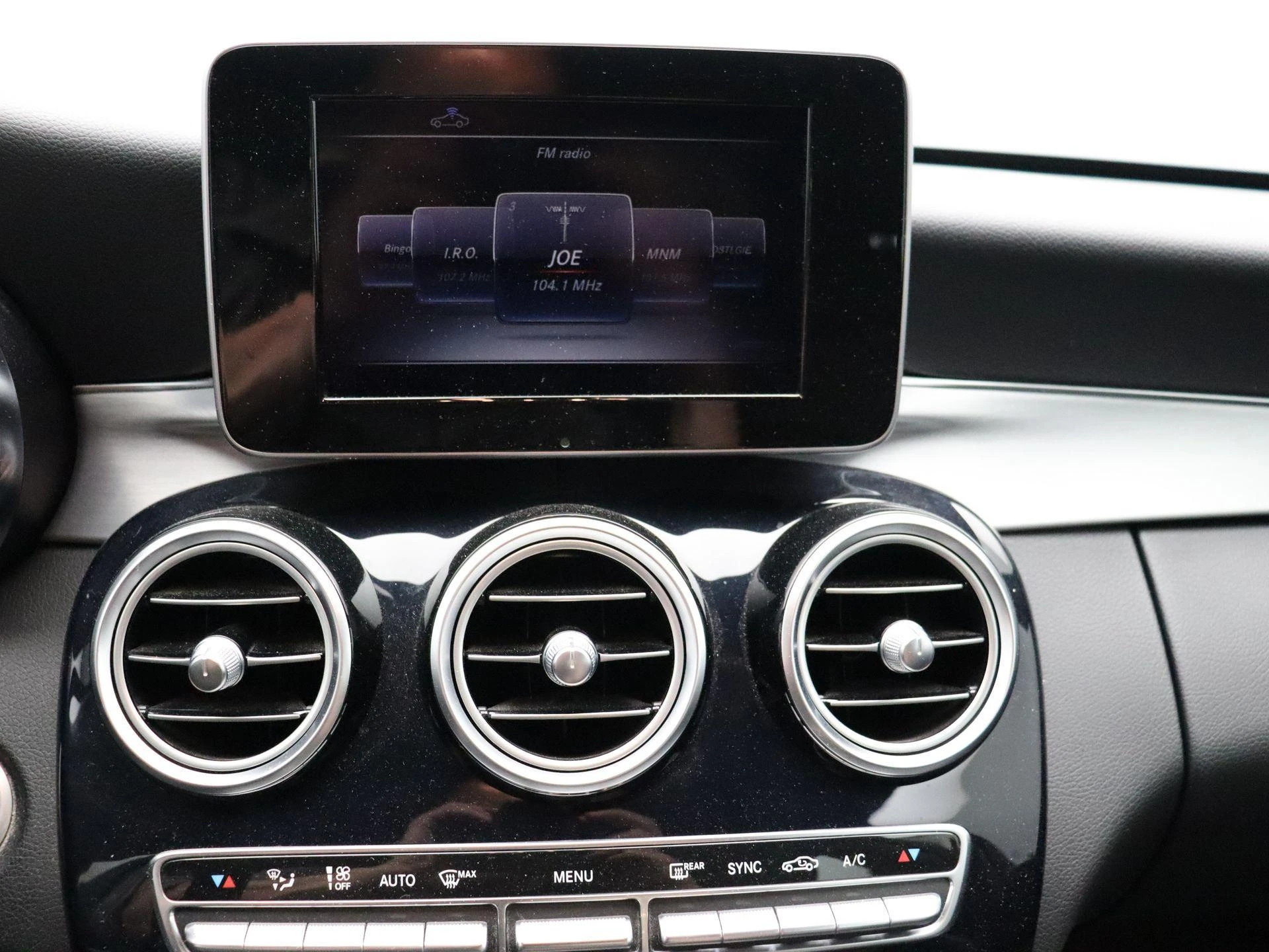 Mercedes-Benz-C-Klasse-image-16