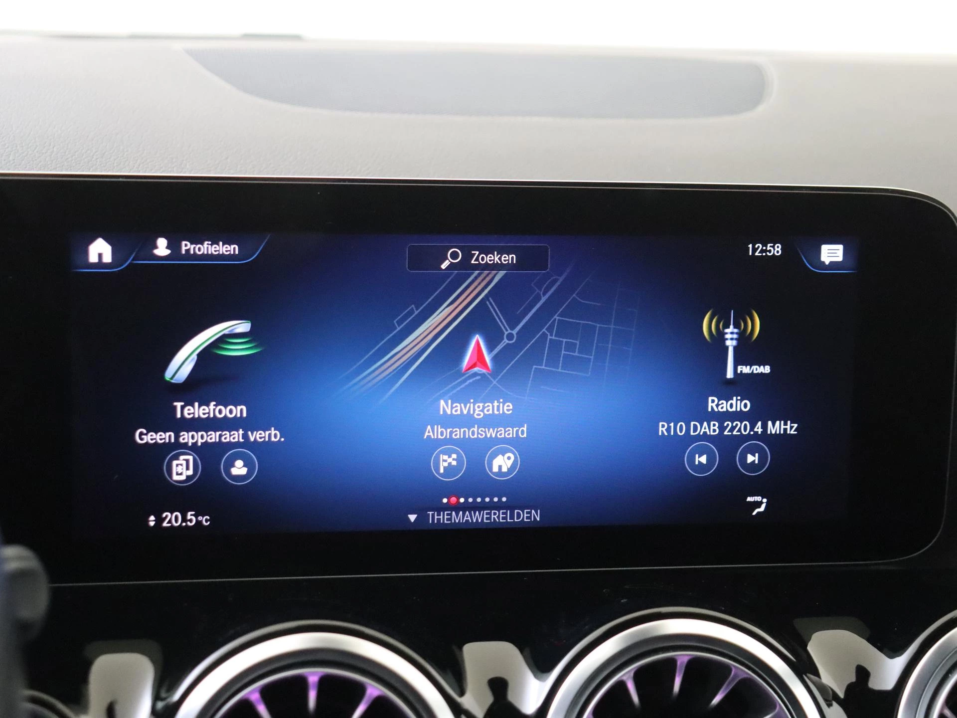 Mercedes-Benz-GLA-image-18