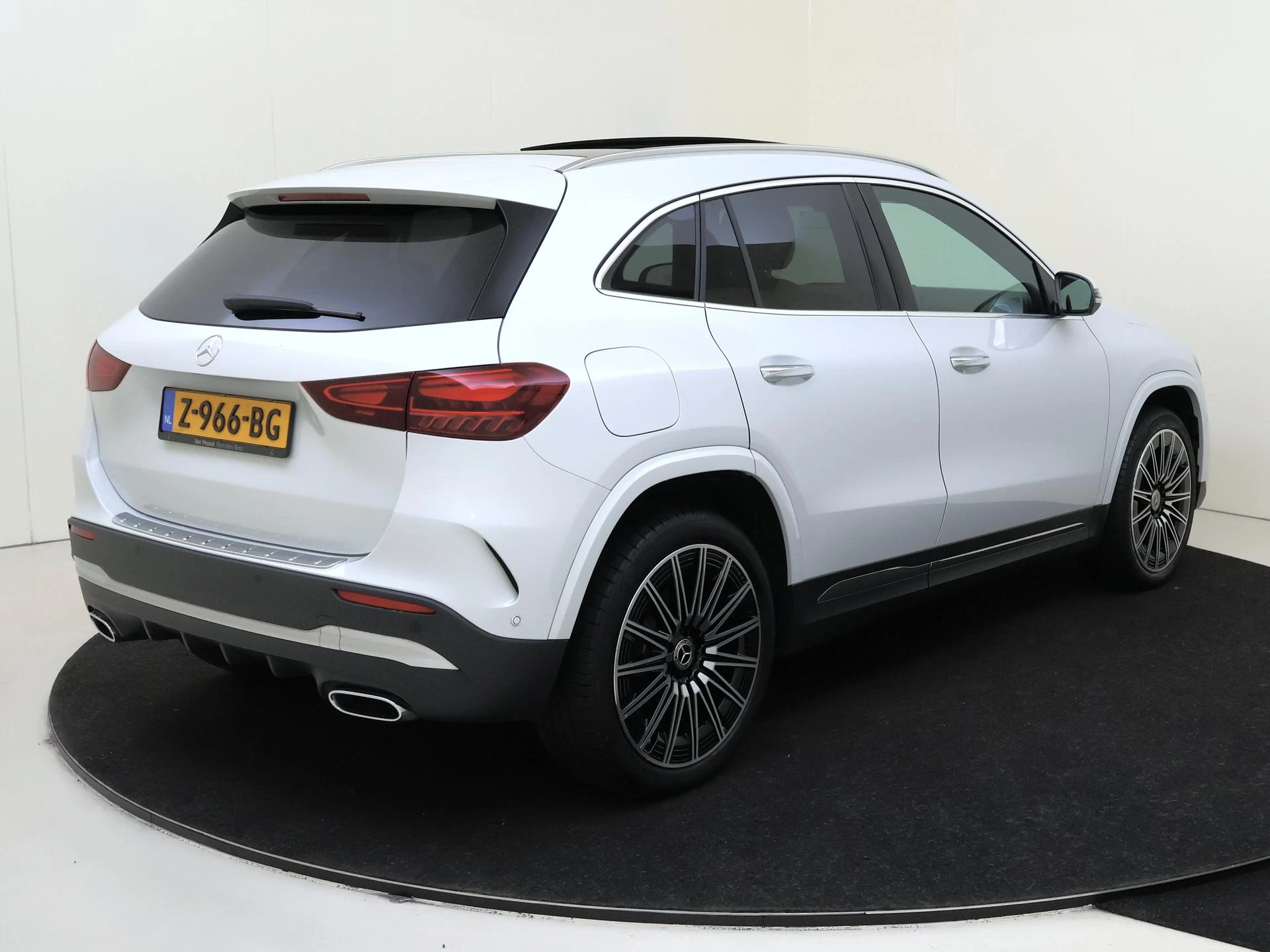 Mercedes-Benz-GLA-image-3