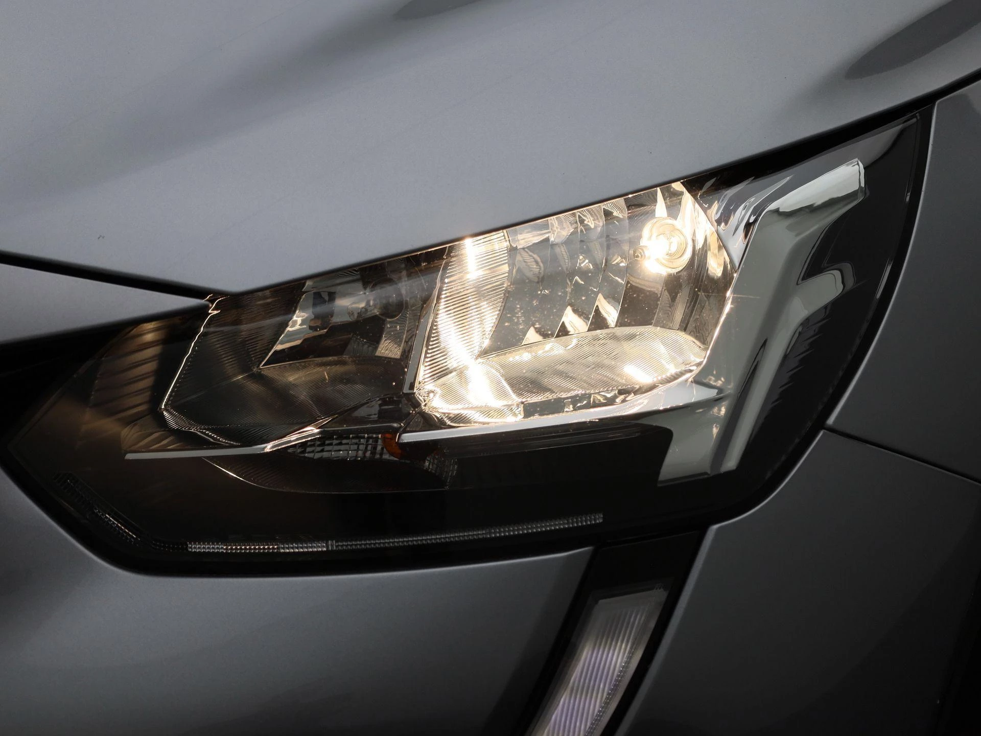 Peugeot-e-208-image-15