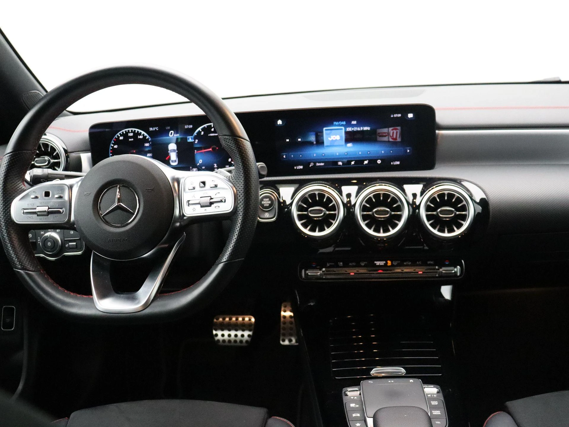 Mercedes-Benz CLA 200 AMG Line Coupé + PANORAMISCH DAK + MULTIBEAM LED +