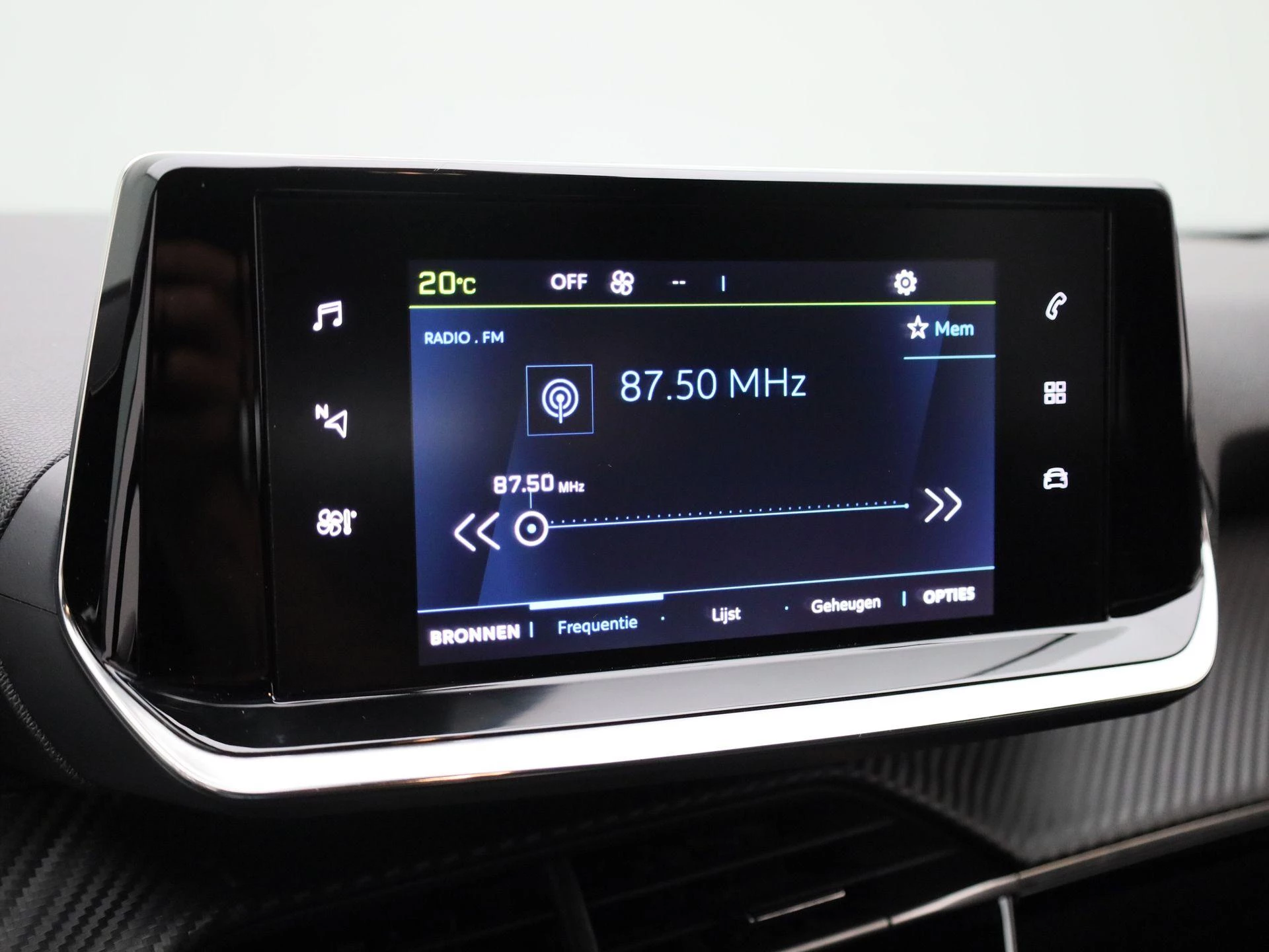 Peugeot-e-2008-image-23